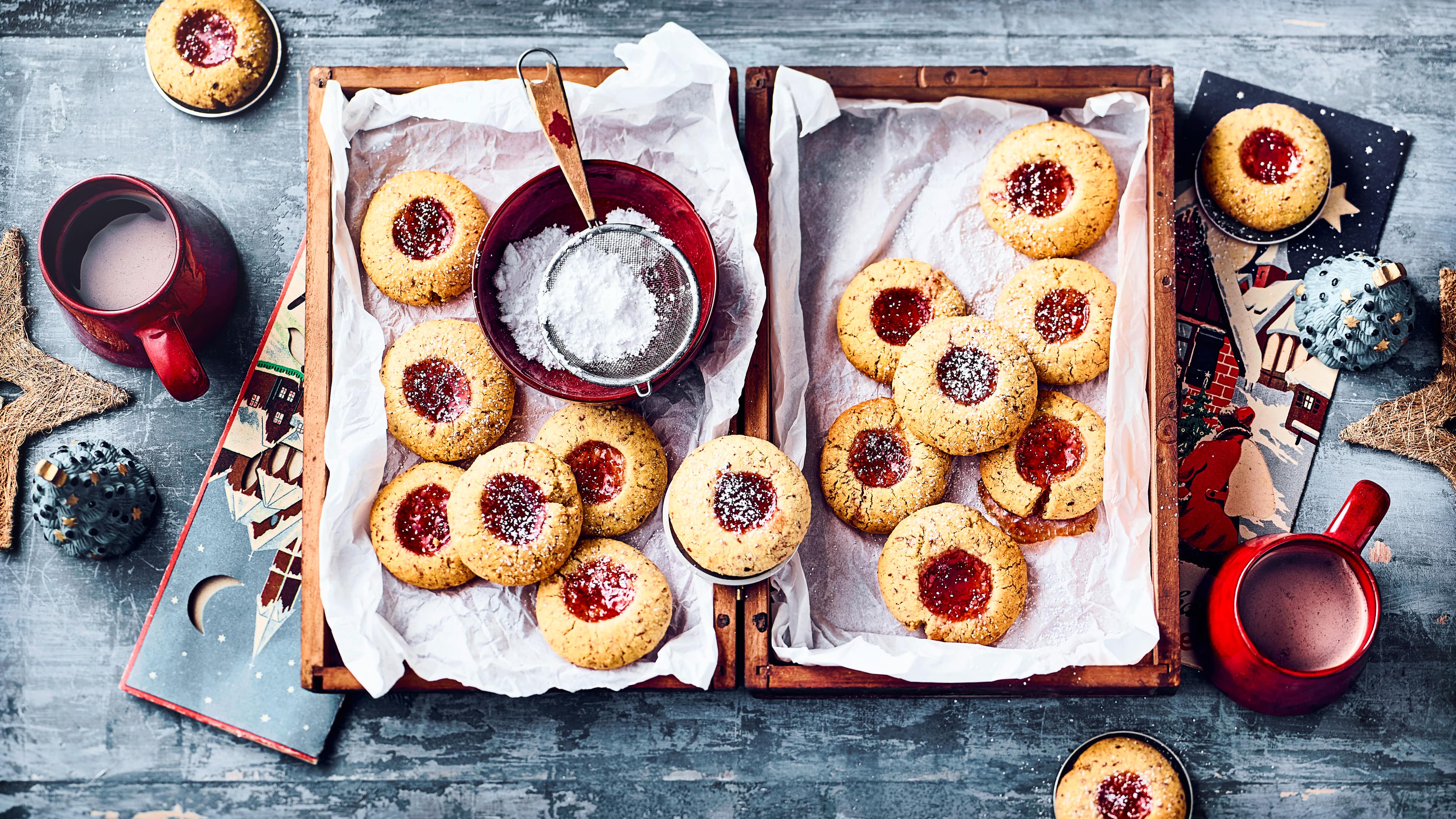 Husarenkrapfen Die Herkunft der kleinen Plätzchen ist nicht ganz klar, aber das tut ihrem leckeren Geschmack keinen Abbruch: Selbstgemachte Husarenkrapfen mit Johannisbeer-Gelee.