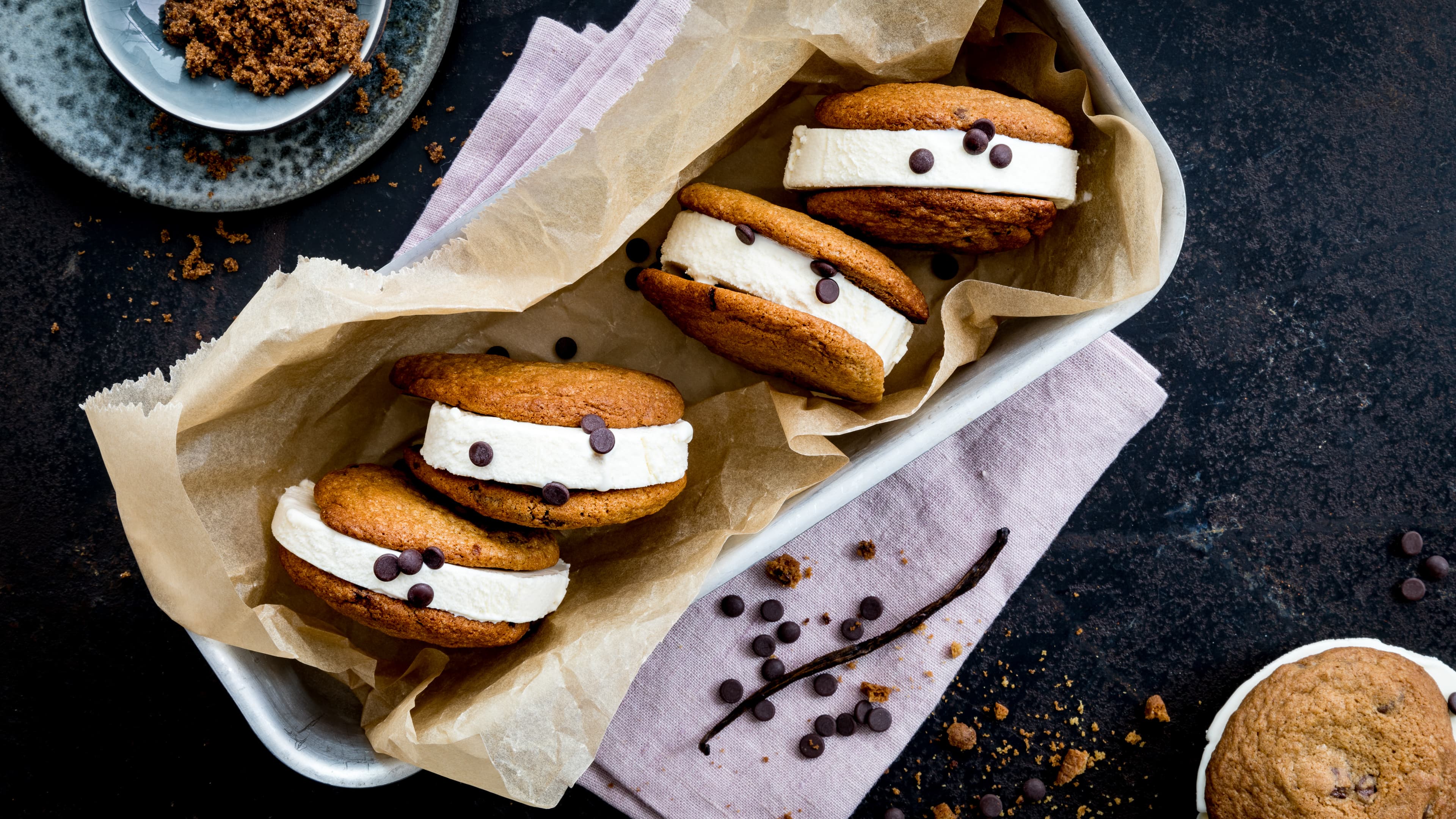 Icecream Cookie Sandwiches Einfach zum dahin schmelzen, unsere Icecream Sandwiches mit selbstgemachten Blondie-Cookies und Vanilleeis machen richtig was her und schmecken einfach köstlich.