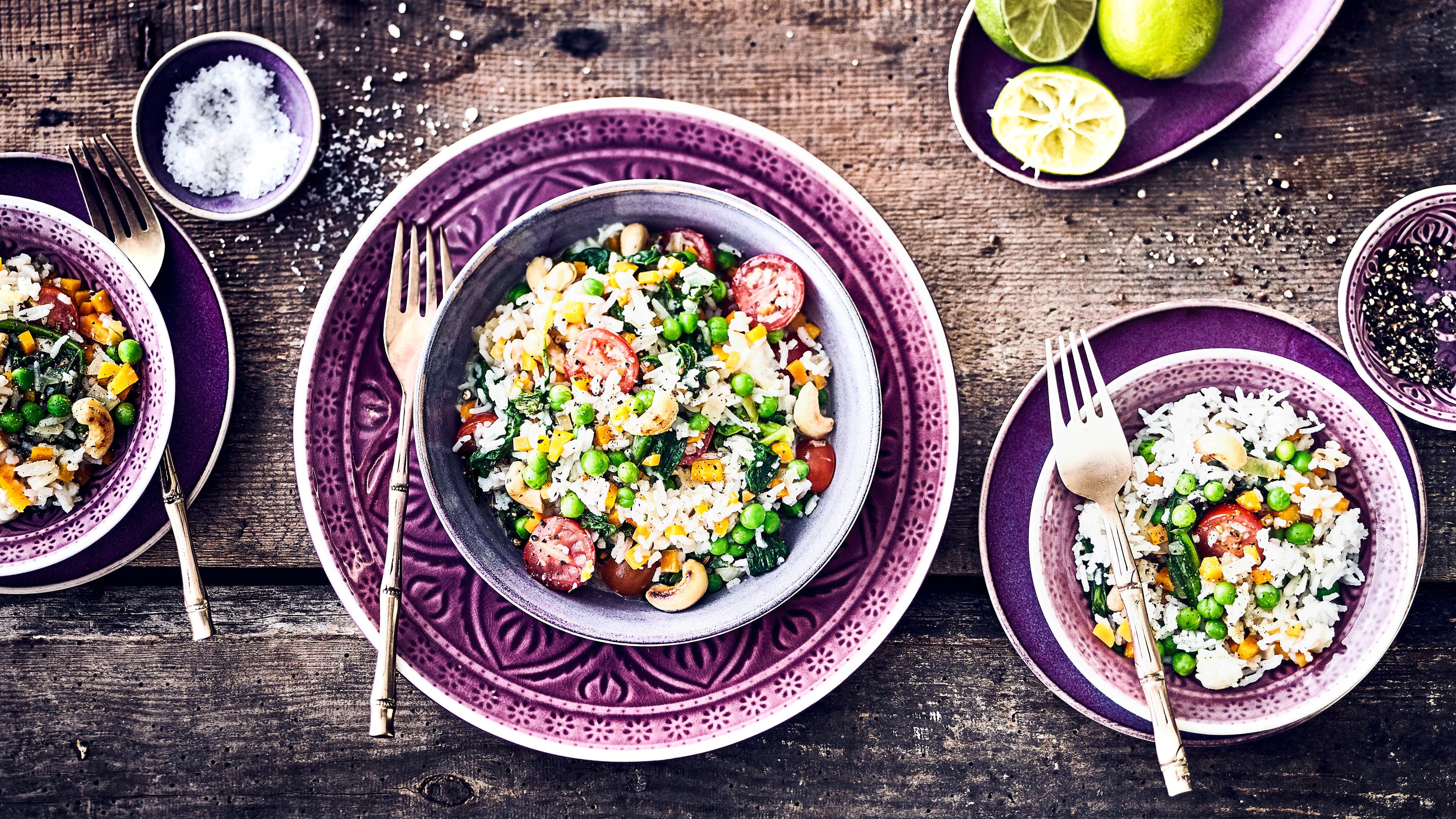 Indische Reis-Gemüse-Pfanne Sie suchen Inspiration für vegane Gerichte? Kochen Sie schnell und einfach unsere indische Reis-Gemüse-Pfanne mit Lebkuchengewürz und Lorbeerblättern.