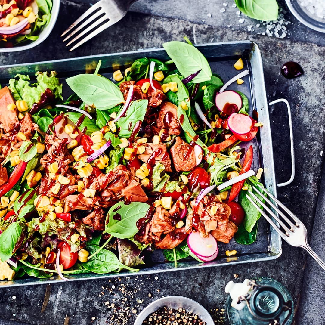 Probieren Sie doch mal diesen frischen Sommersalat mit Pulled Jackfruit BBQ-Style, Mais und Cherrytomaten. Ganz schnell zubereitet und super lecker!Probieren Sie doch mal diesen frischen Sommersalat mit Pulled Jackfruit BBQ-Style, Mais und Cherrytomaten. Ganz schnell zubereitet und super lecker!