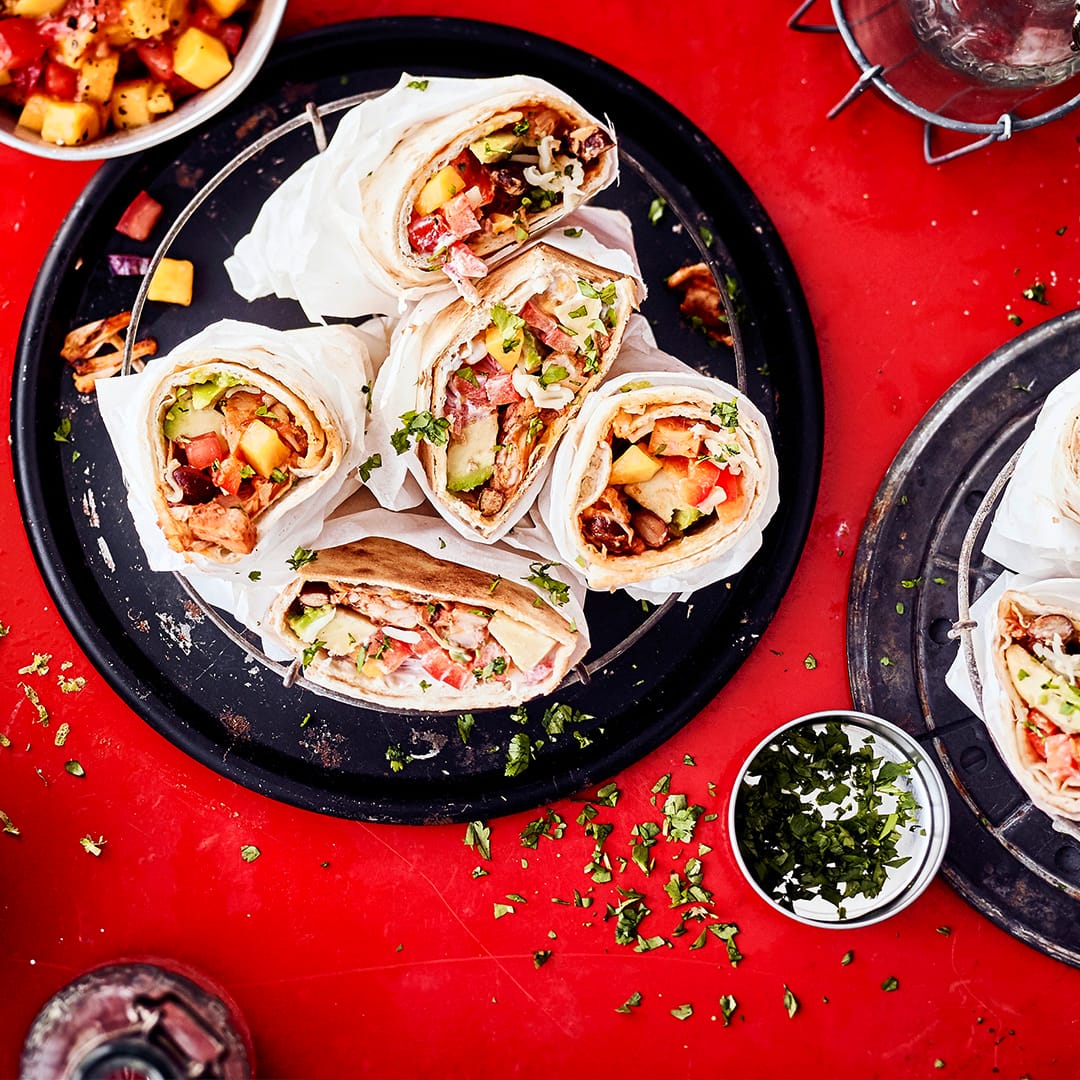 Jackfruit ist eine super Alternative zu Hühnen und lässt sich vielseitig verwenden: Wir servieren Ihnen hier einen Jackfruit-Wrap mit Tomaten-Mango-Salsa und selbstgemachtem Limetten-Joghurt!