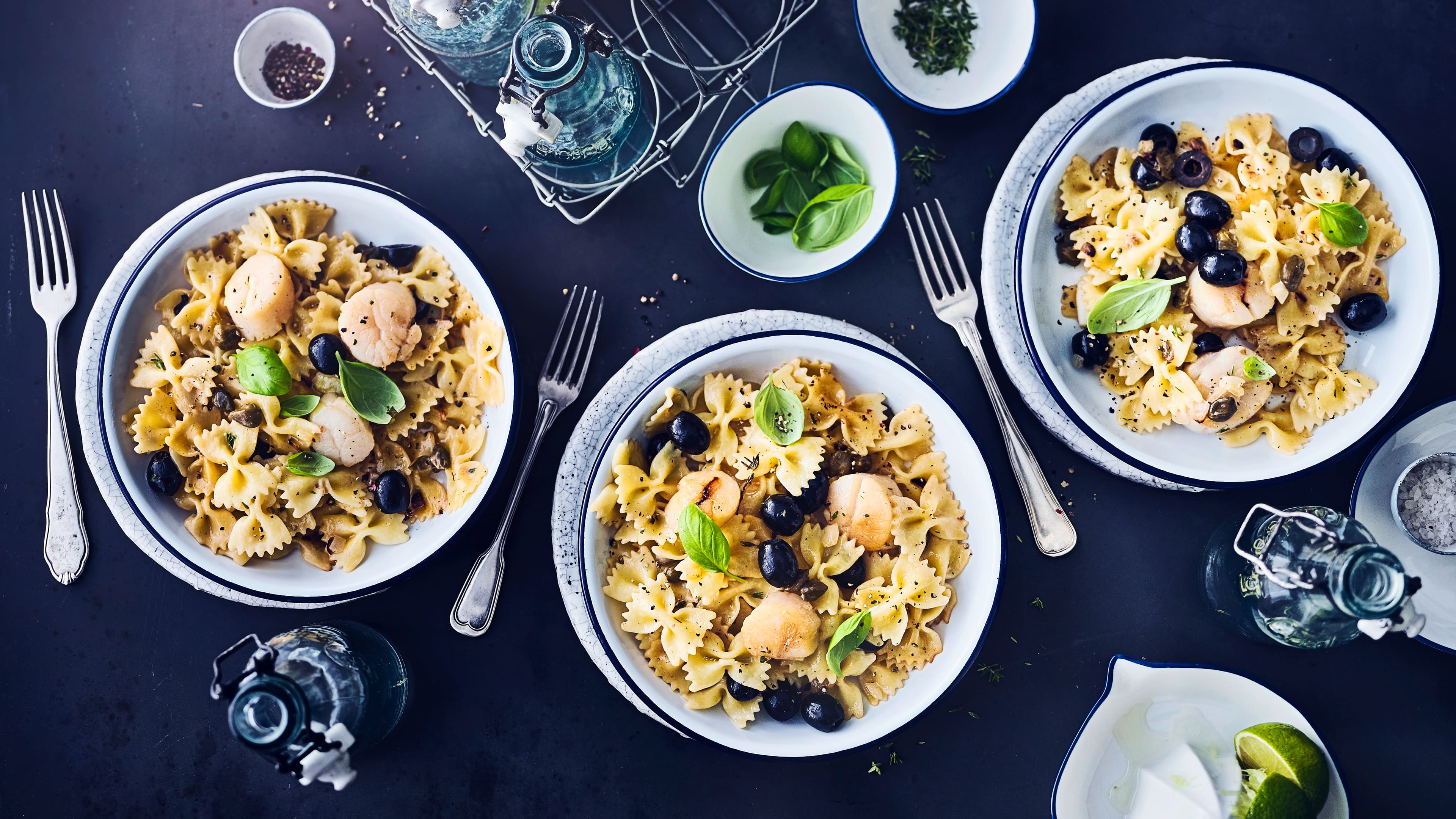 Jakobsmuscheln mit Pasta Sommerliches Pastagericht mit Jakobsmuscheln gesucht? Gefunden – wir vereinen Farfalle mit Jakobsmuscheln, Oliven und Kapern.