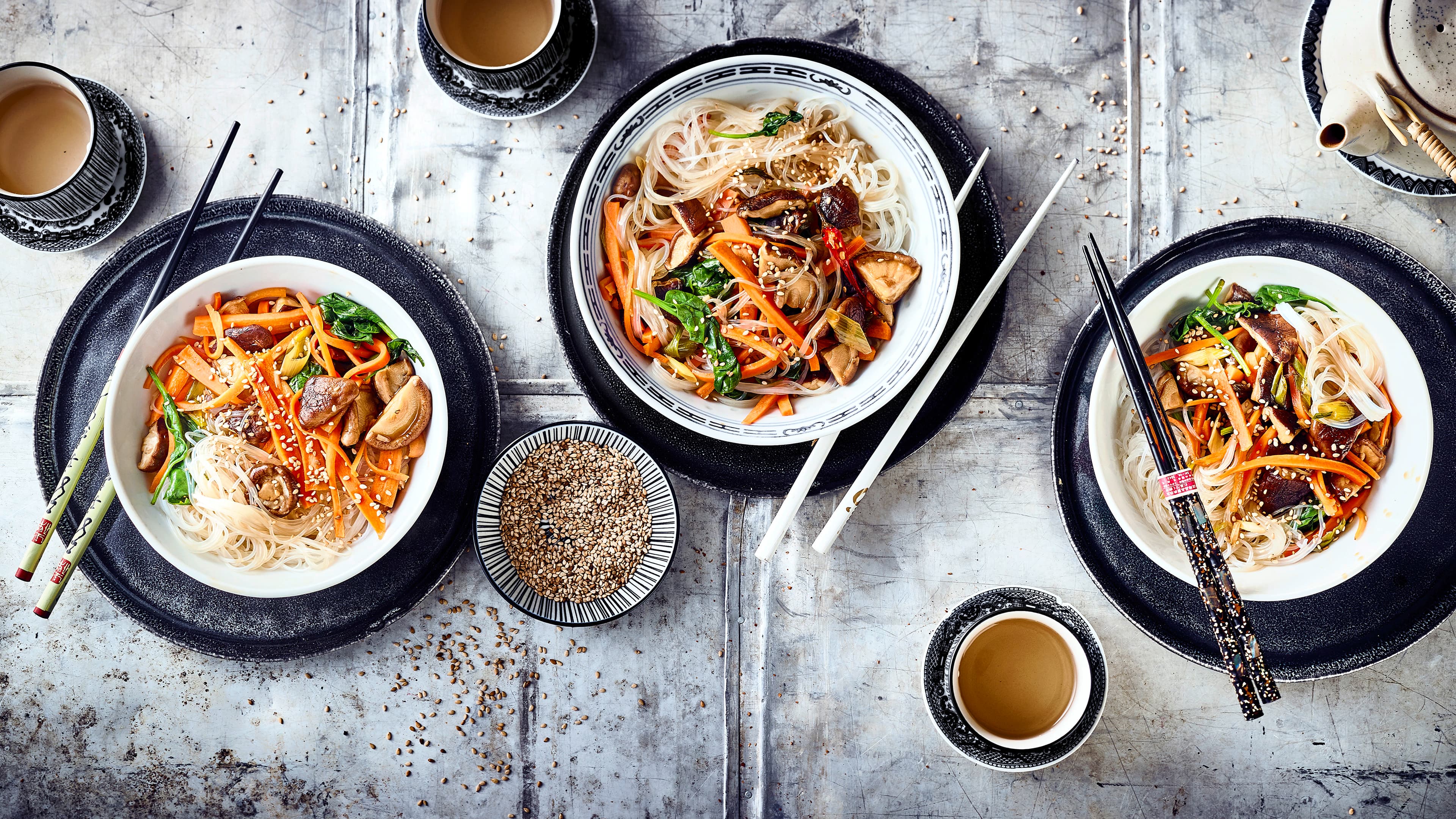 Japchae Japchae ist ein Gericht aus der japanischen Küche und wird aus allerlei Gemüse und mit Süßkartoffelnudeln zubereitet – ähnlich den bekannten Glasnudeln.
