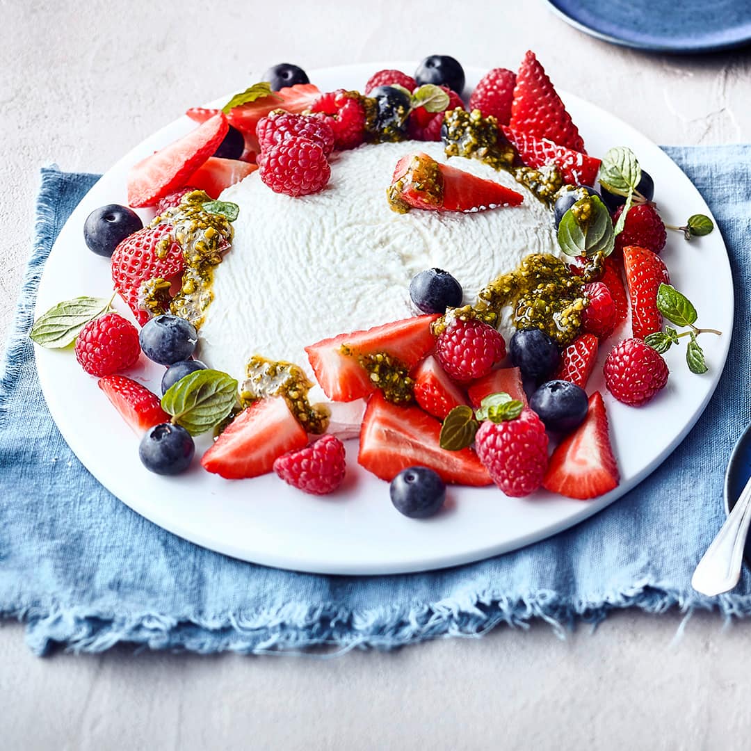 Ob als leckeres Dessert, als Frühstücksspezialität oder als Snack zwischendurch: Eine selbstgemachte Joghurtbombe mit frischen Erdbeeren und Pistazienpesto.