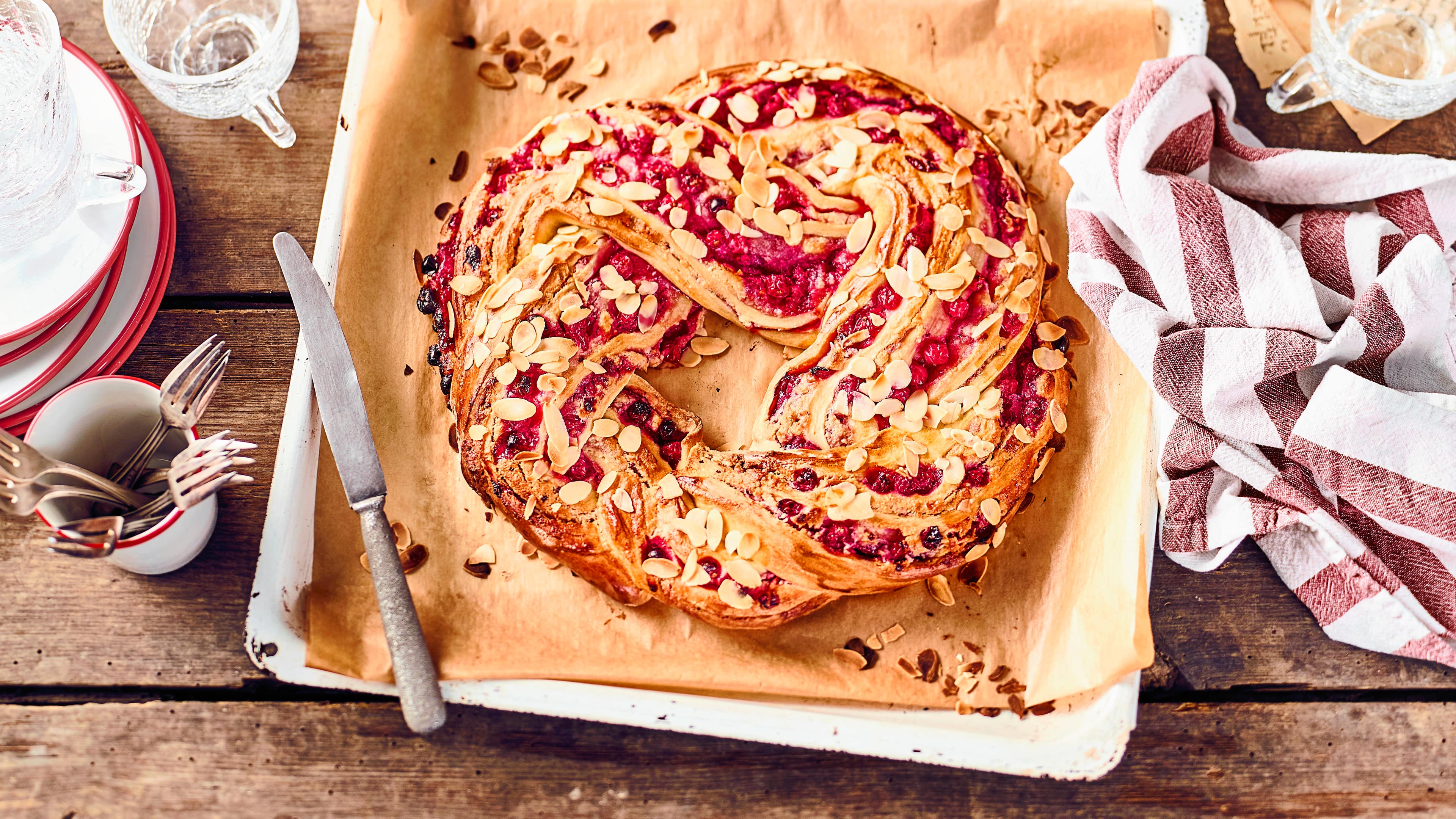 Johannisbeerkranz Ein Glanz auf der Kaffetafel: Köstlicher geflochtener Hefekranz mit einer fruchtigen Marzpian-Johannisbeerfüllung.