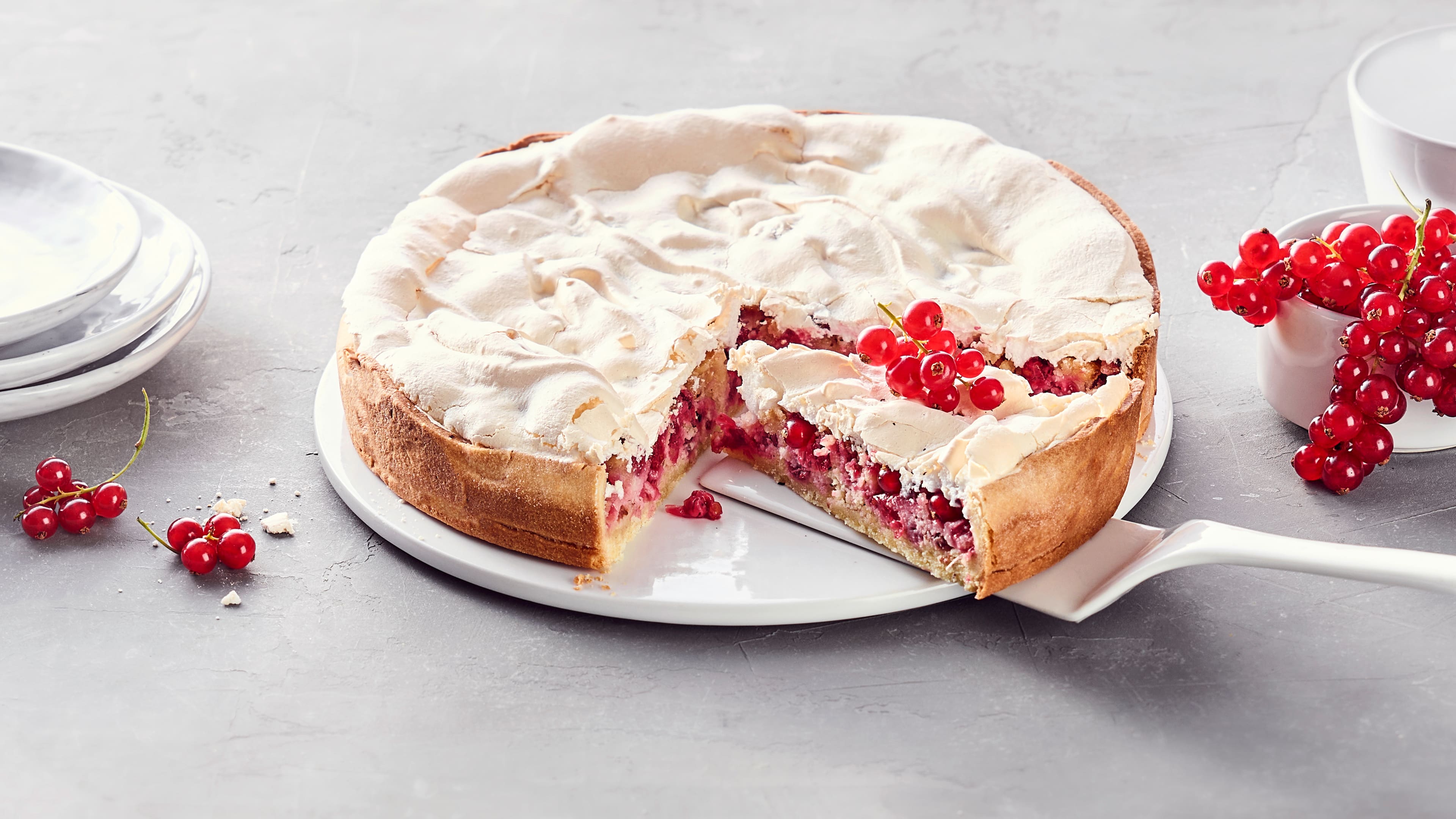 Unser raffinierter Johannisbeerkuchen kombiniert lockeren Vollkornmehl-Teig mit einem saftigen, säuerlich-süßen Nuss-Johannisbeer-Guss – so lecker!