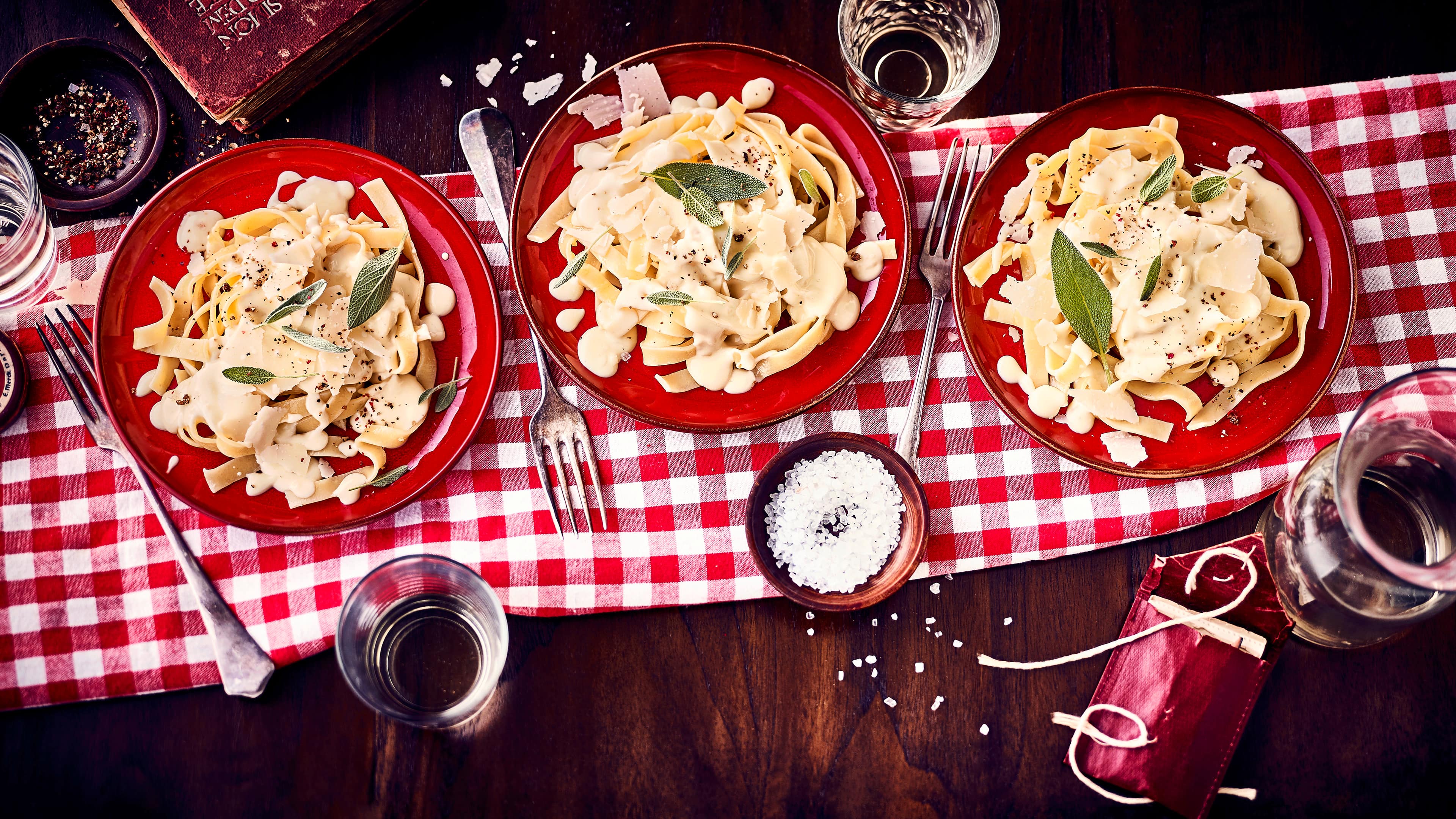 Käse Sahne Soße Schmeckt groß wie klein und ist ganz einfach selbergemacht: Klassische Käse Sahne Soße – bei uns serviert mit Tagliatelle.