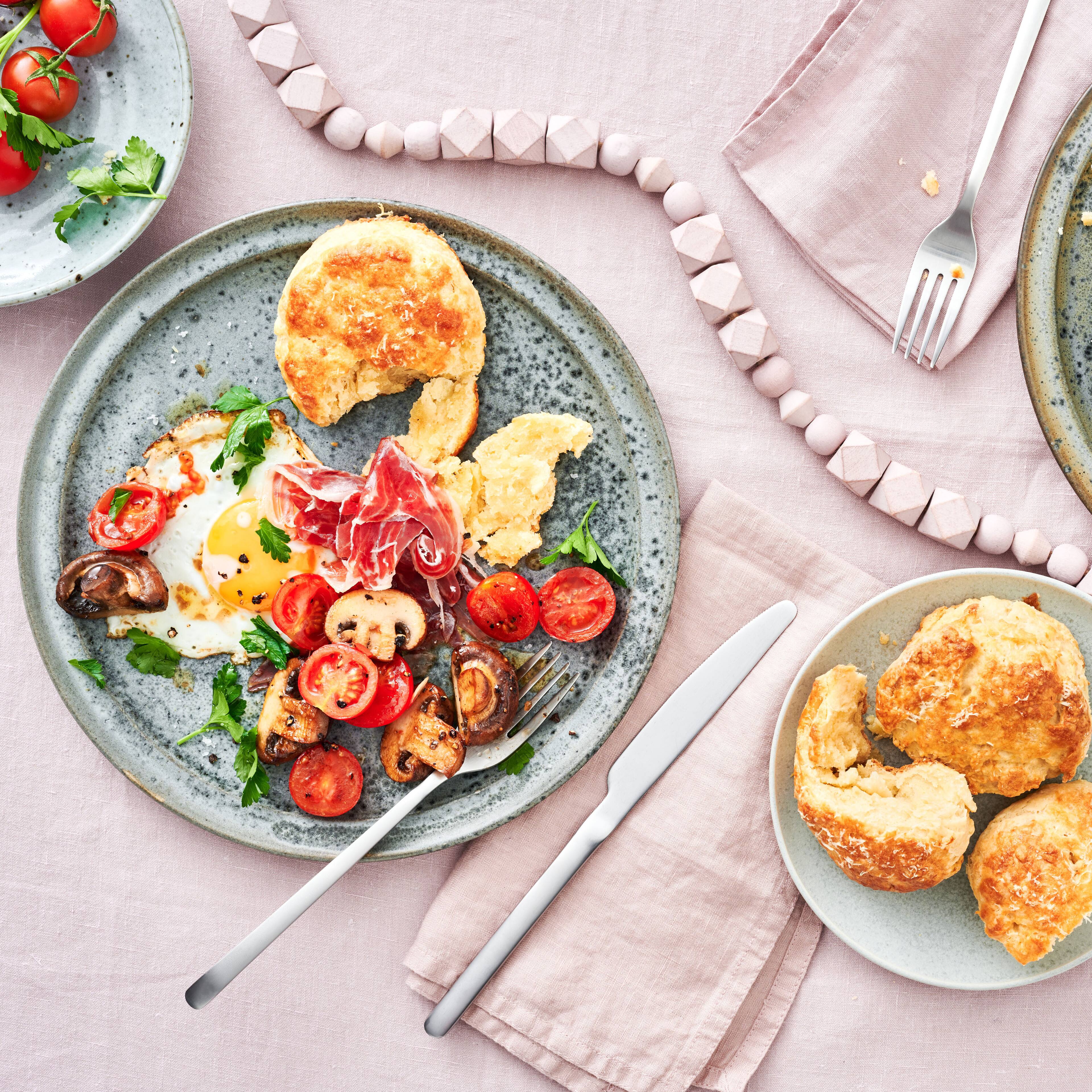 Scones lassen sich nicht nur süß mit Sahne und Marmelade genießen, sondern auch herzhaft wie in unserem Rezept für Käse-Scones mit Champignons und Ei.