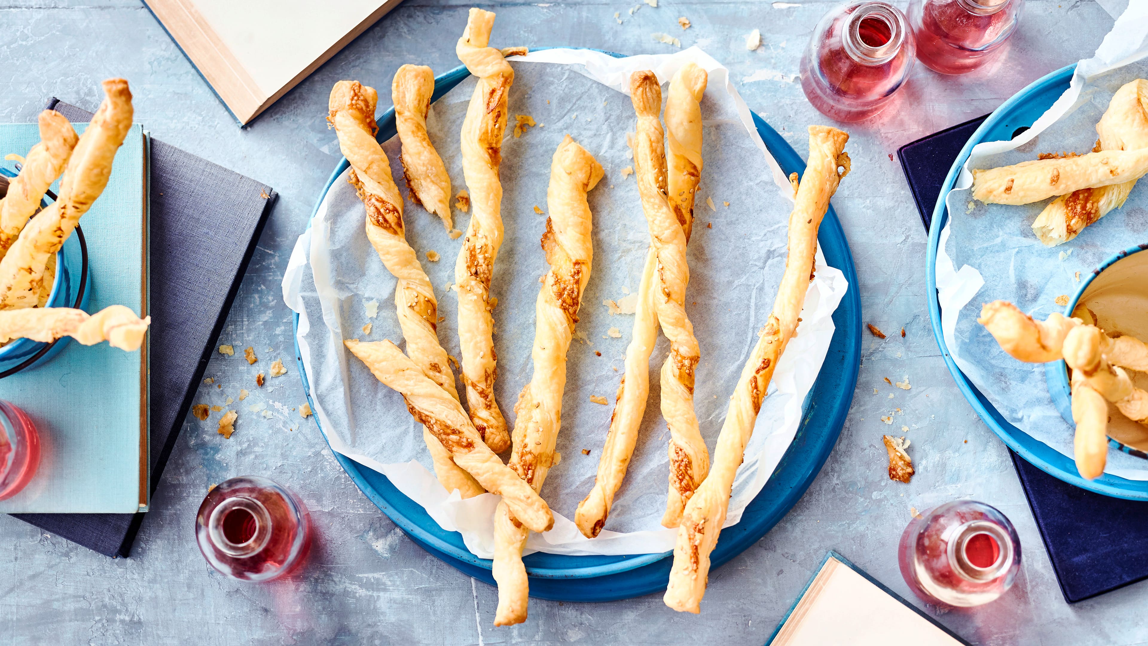 Käse-Sesam-Knabbersticks Unser Tipp für einen vegetarischen Snack: Selbstgebackene Käse-Sesam-Knabbersticks aus Blätterteig, Sahne und Greyerzer – würzig und lecker!
