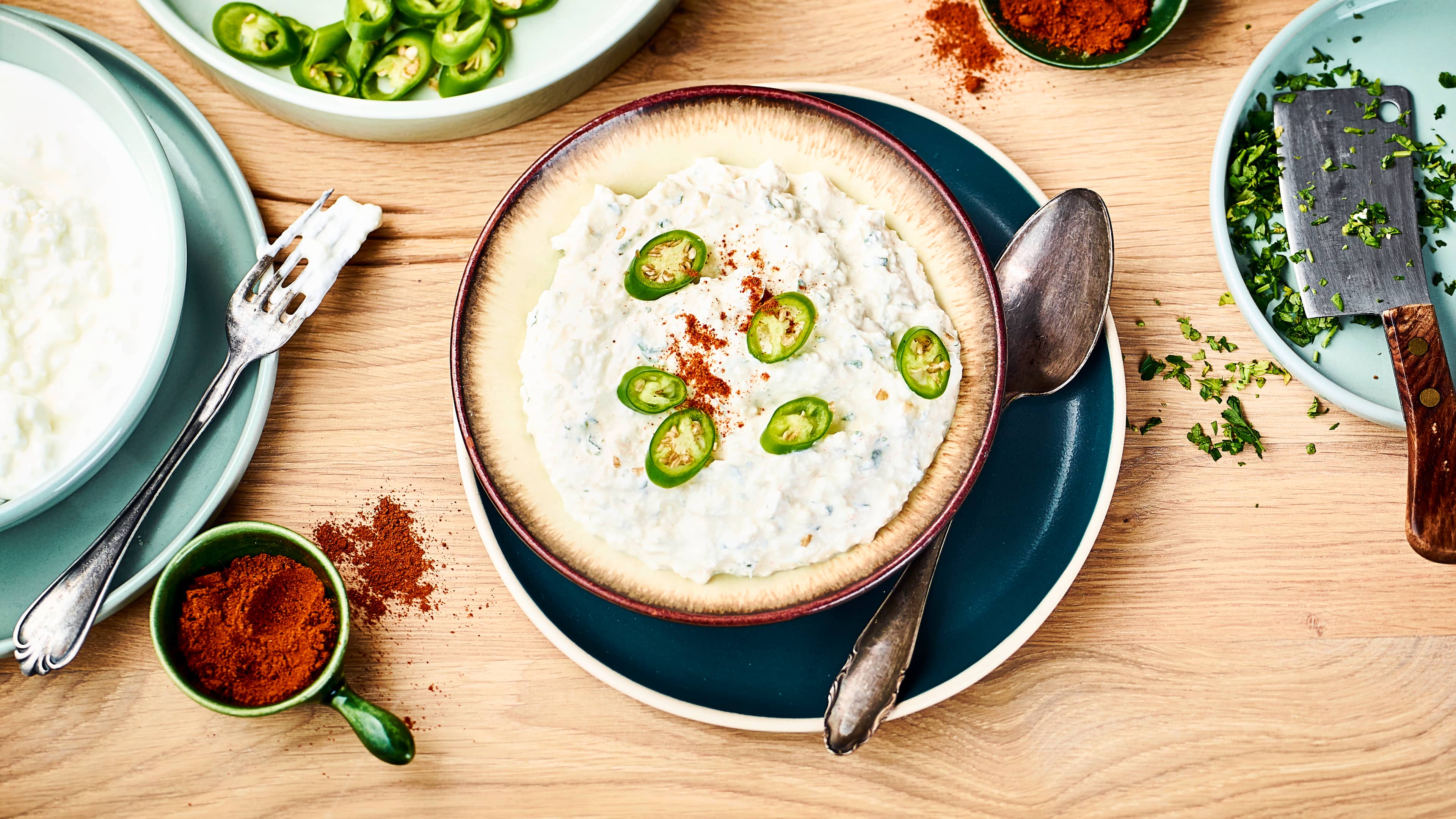 Käsecreme, pikant Ob würzig mit Schafskäse und Peperoni oder mild mit Butterkäse und Schnittlauch – unser Käsecreme-Rezept sollten Sie ausprobieren!
