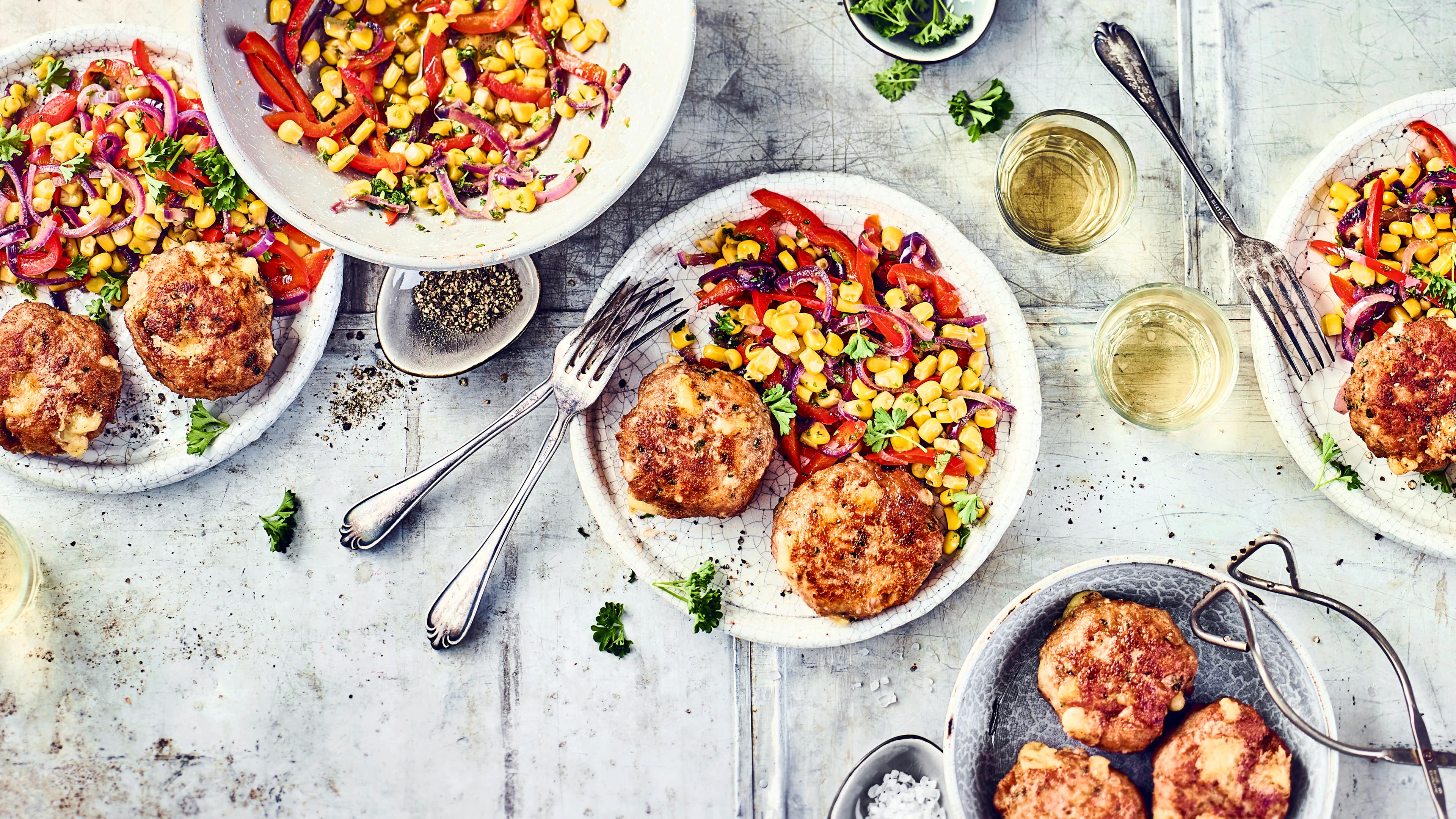 Käsehacksteaks Wenn Sie der Appetit auf Herzhaftes überkommt, ist unser Hacksteak-Rezept genau das Richtige. Maisgemüse ergänzt das Käsehacksteak optimal.