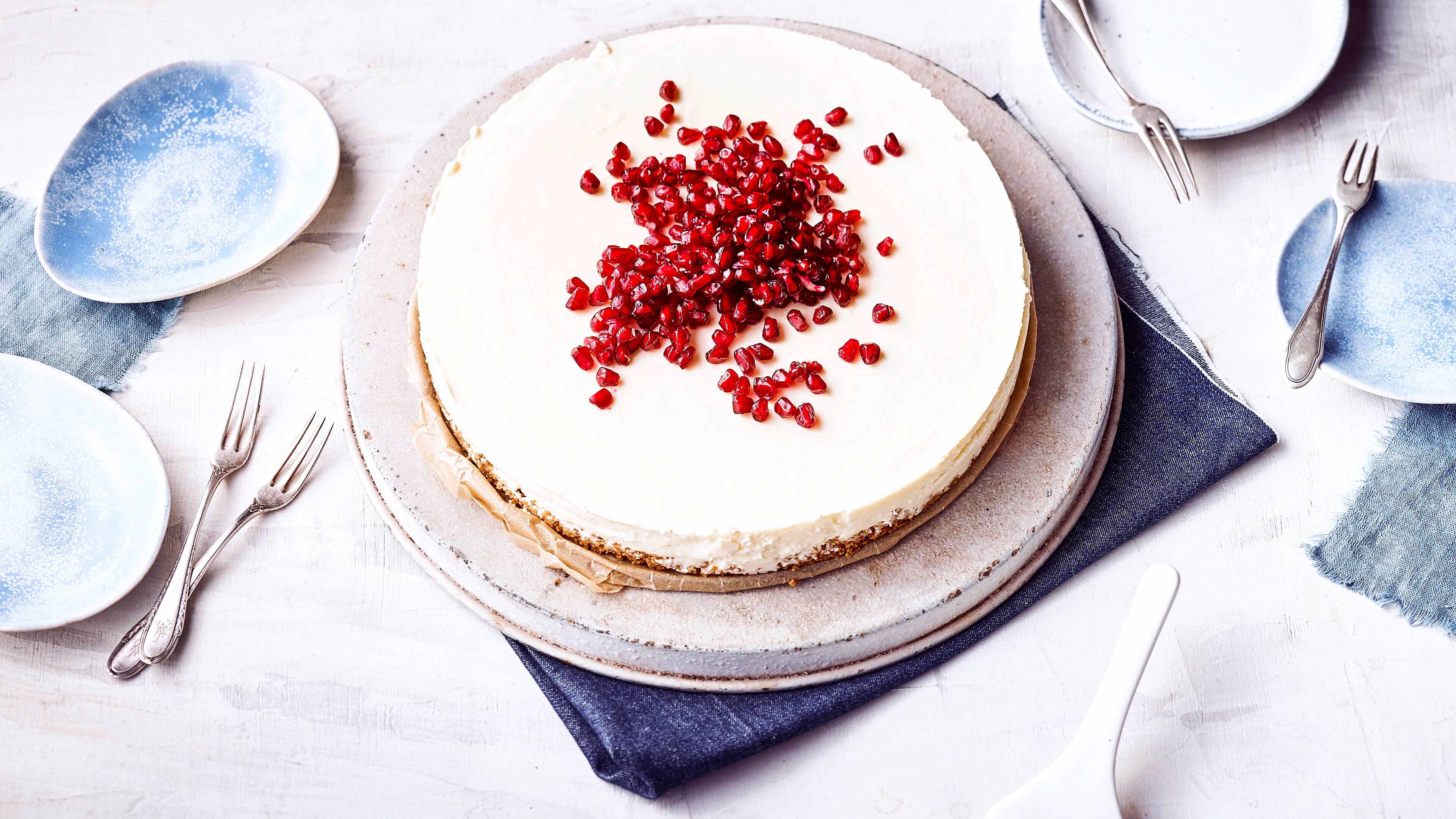 Für unser Rezept für einen raffinierten Käsekuchen mit Frischkäse und Granatapfel benötigen Sie keinen Backofen – probieren Sie es gleich mal aus!