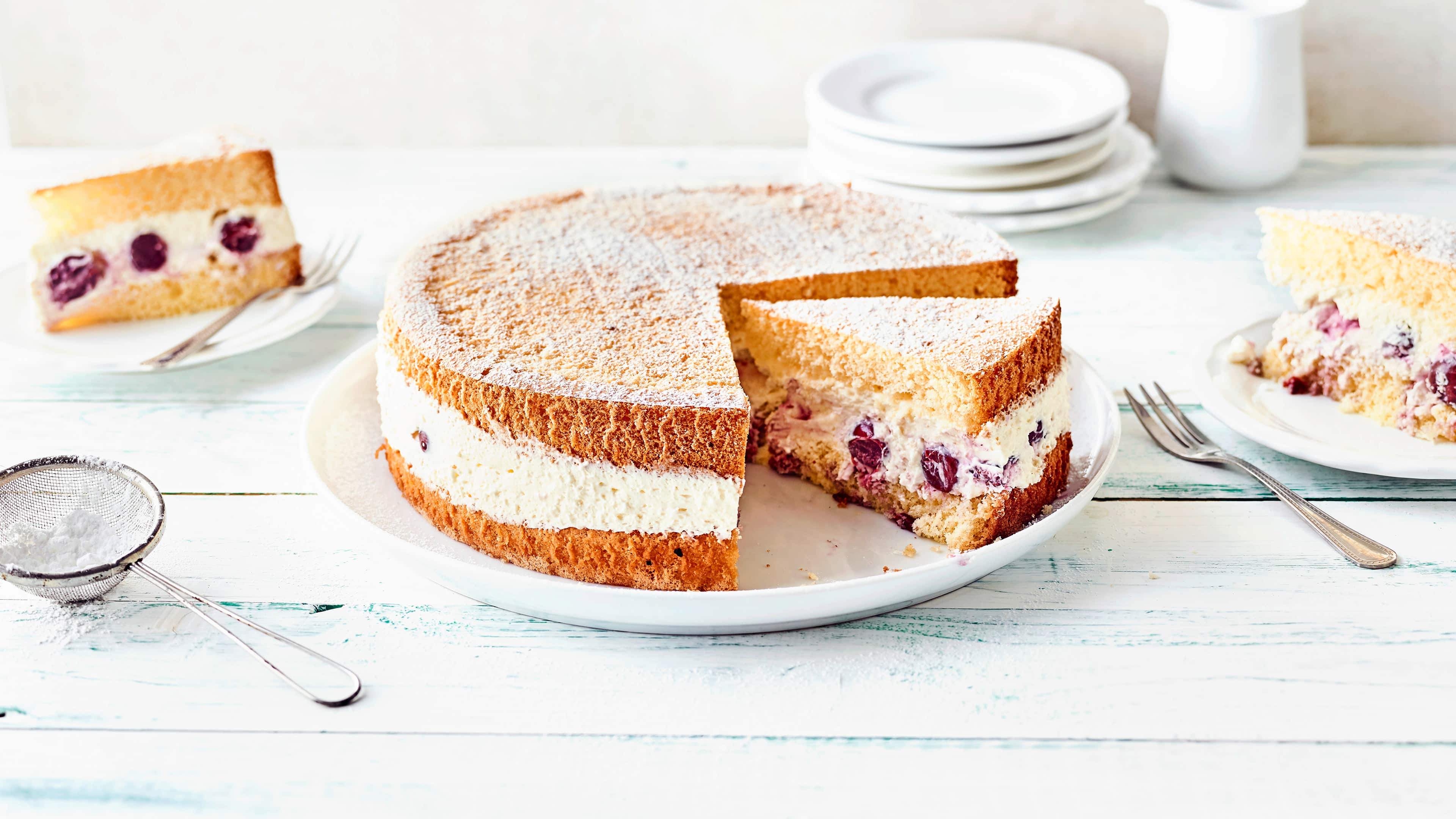 Sahnige Quarkcreme mit Sauerkirschen zwischen 2 luftigen Biskuitböden ergibt unser klassisches Rezept für eine köstliche Käsesahnetorte.