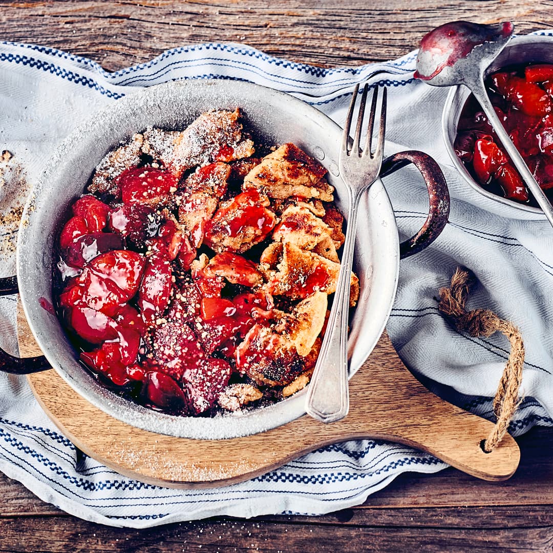 Eine alpenländische Leckerei für die etwas kältere Jahreszeit. Probieren Sie unser Rezept für Kaiserschmarrn mit leckerem Pflaumenkompott aus!