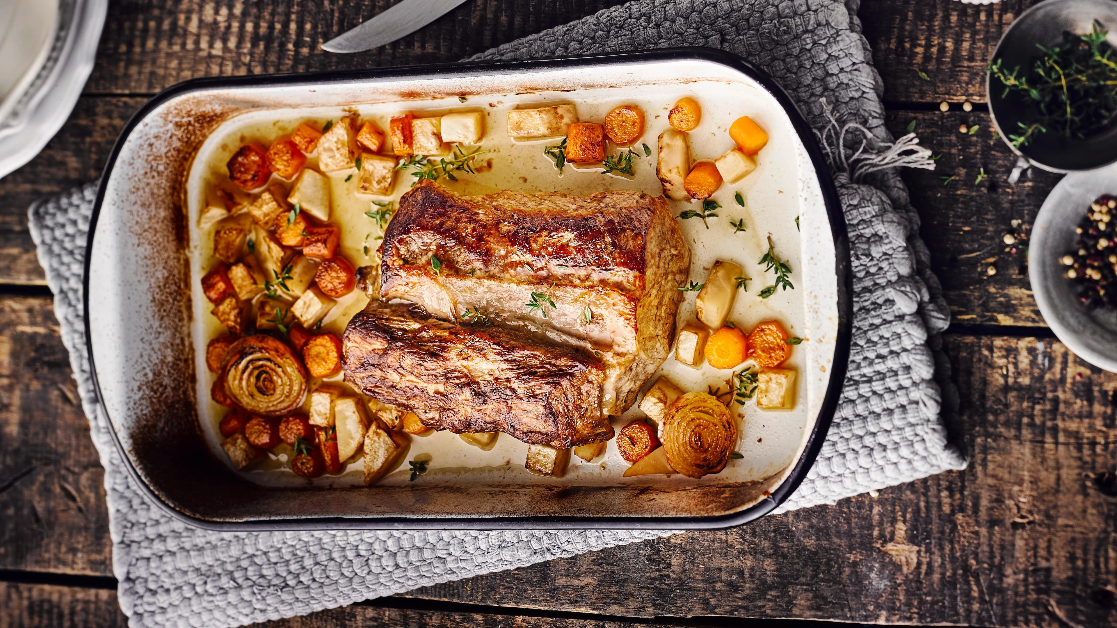 Kalbsbraten Sie möchten einen Kalbsbraten zubereiten und wissen nicht wie? Mit den Kalbsbraten-Rezepten von EDEKA zaubern Sie sich köstlichen Genuss in den Ofen!