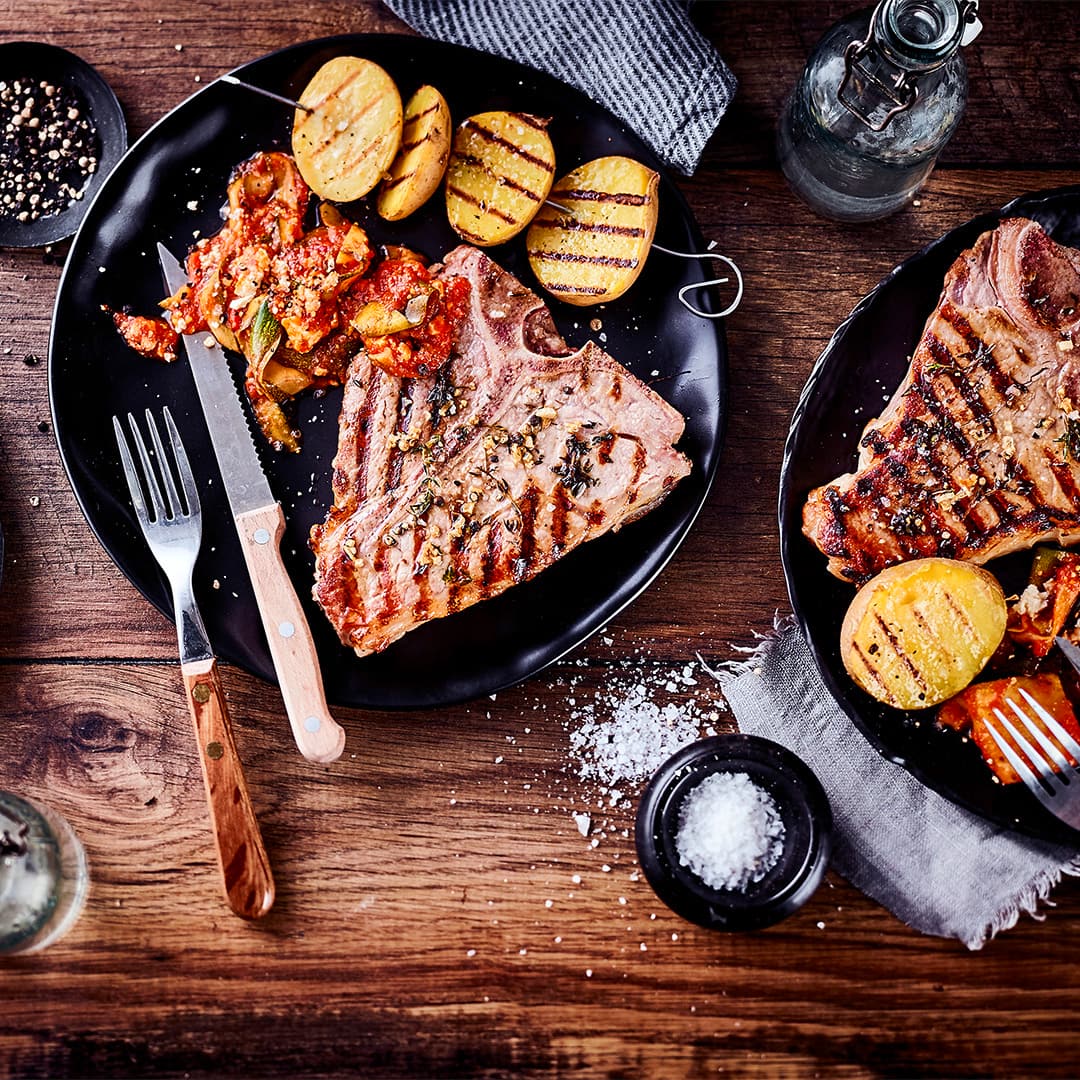 Leckeres Gericht für den Grill: Probieren Sie unser zartes Kalbskotelett in selbstgemachter Thymian-Marinade mit Prinzessbohnen und gefächterten Grillkartoffeln!