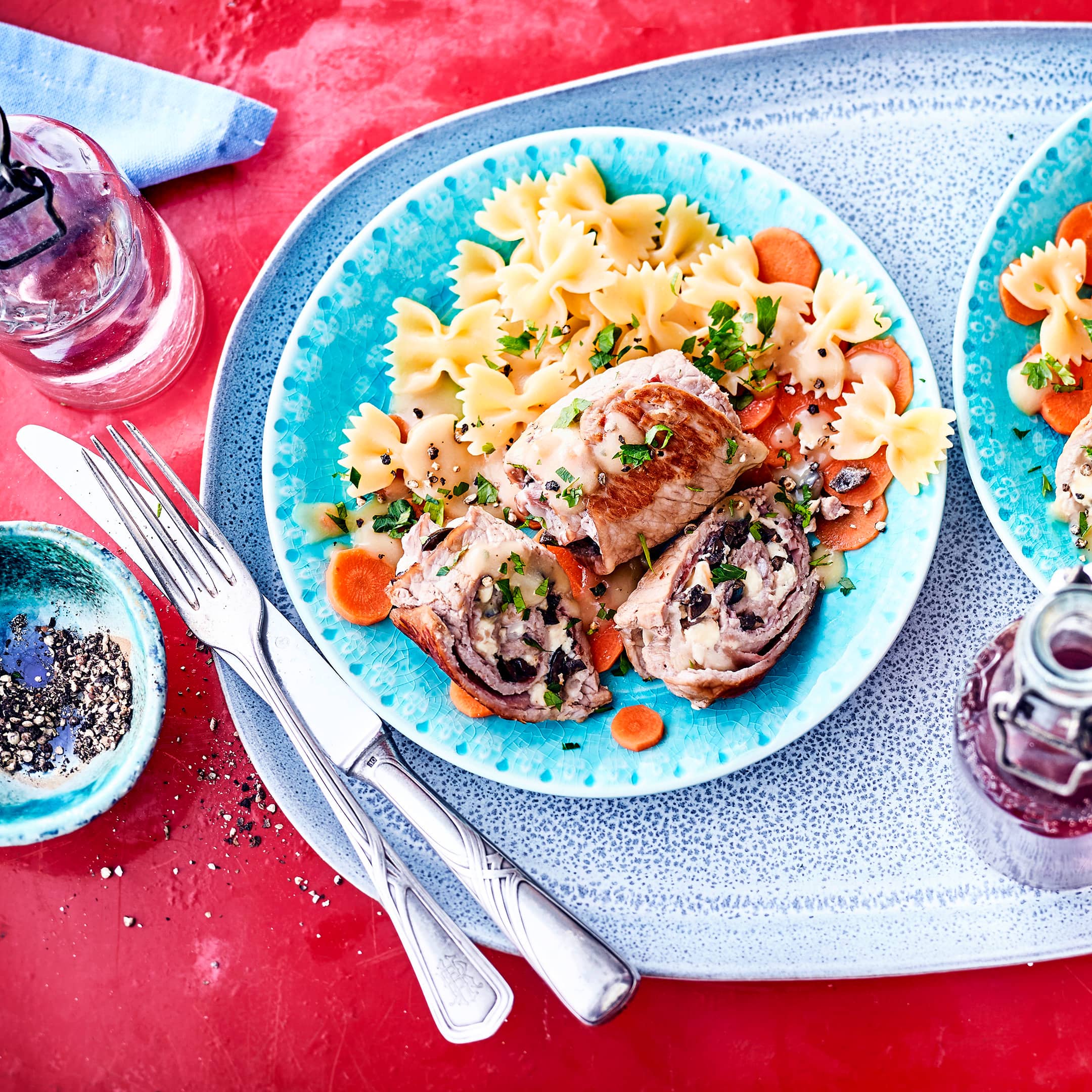 Probieren Sie unser Rezept für Kalbsröllchen einmal aus: Mit Oliven-Schafskäse-Füllung in zitroniger Sauce an blanchierten Marsala-Karotten – guten Appetit!