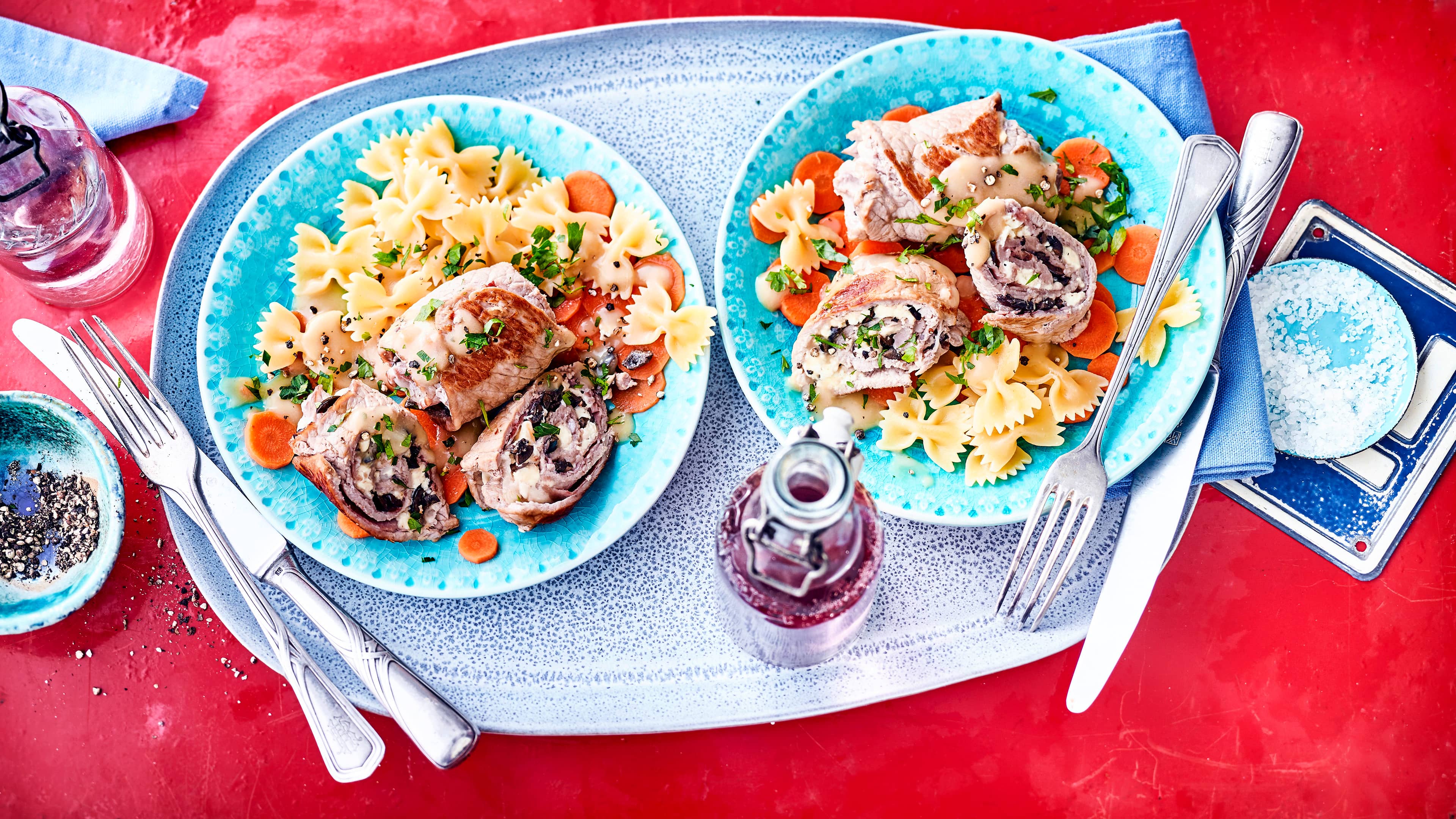 Probieren Sie unser Rezept für Kalbsröllchen einmal aus: Mit Oliven-Schafskäse-Füllung in zitroniger Sauce an blanchierten Marsala-Karotten – guten Appetit!