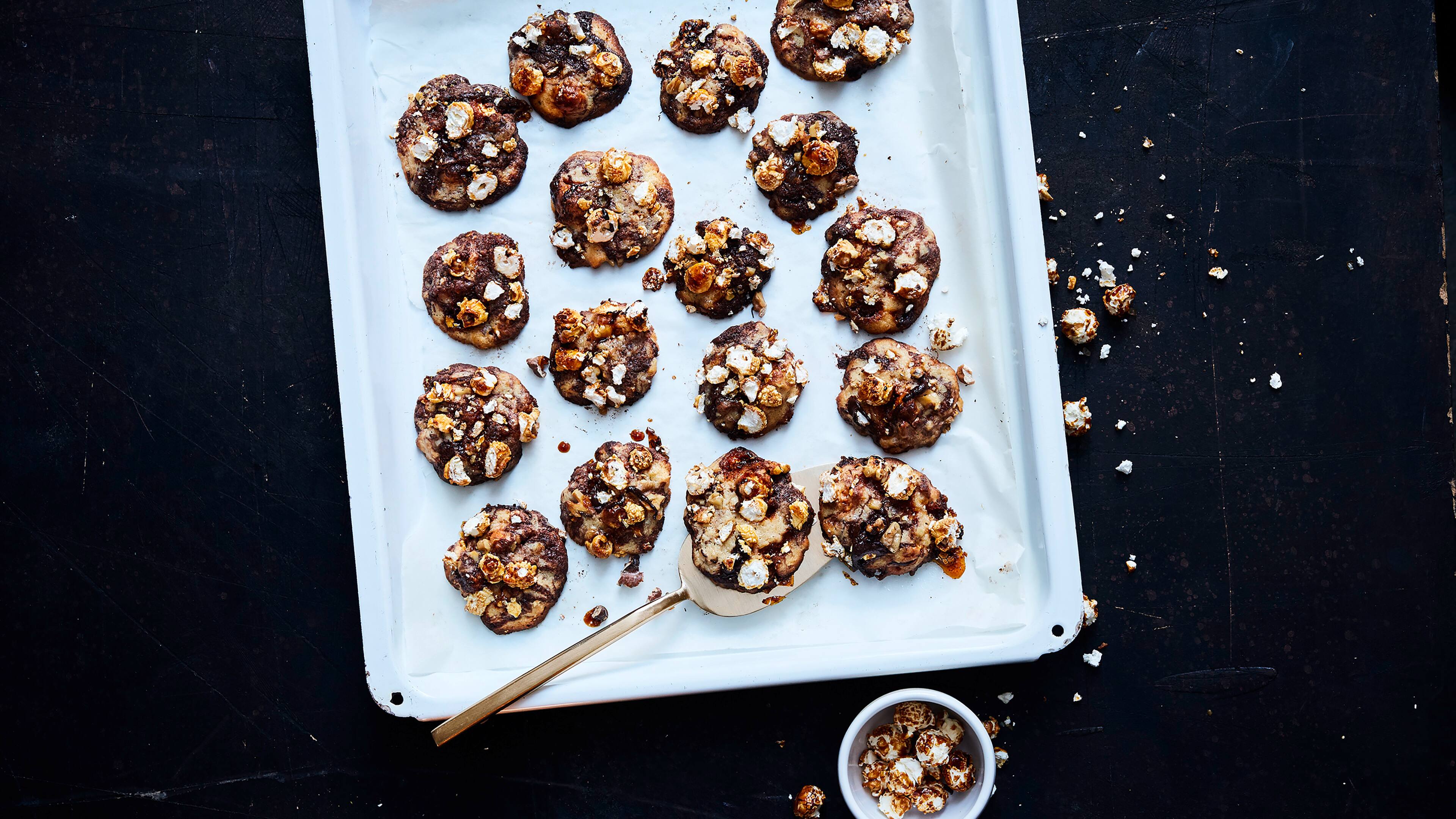 Karamell-Popcorn-Cookies Köstliche Walnuss-Cookies mit Zartbitterschokolade: Unser selbstgemachtes Karamell-Popcorn verleiht den Cookies den letzten Schliff!