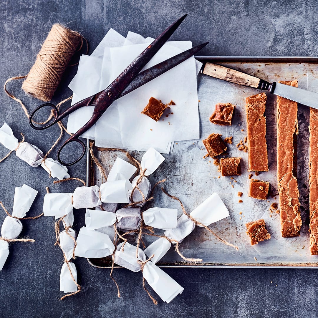 Selbstgemachte Karamellbonbons schmecken besonders lecker und eignen sich schön verpackt auch hervorragend als Geschenk.