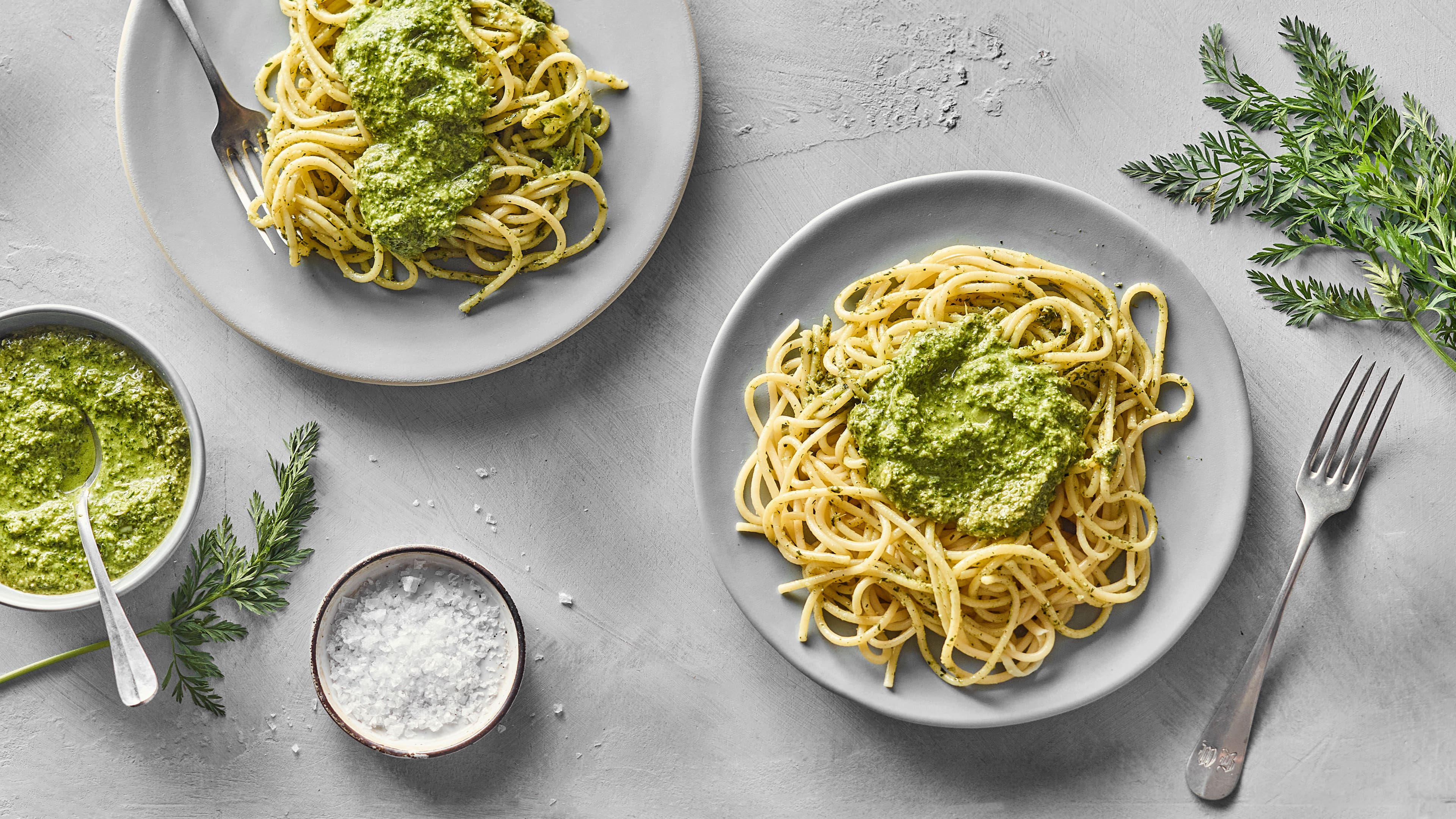 Rezept für Karottengrün-Pesto Cremiges Karottengrün-Pesto auf einem tiefen Teller voller italienischer Spaghetti
