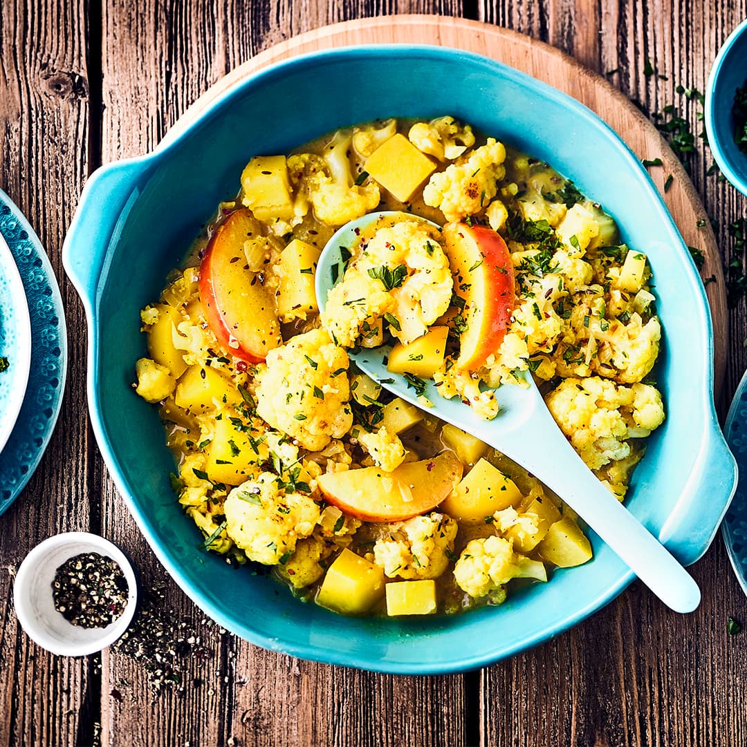 Unser Kartoffel-Blumenkohl-Curry kommt ganz ohne tierische Produkte aus und überzeugt dabei mit einem vollmundigen Geschmack & einer würzigen Note.