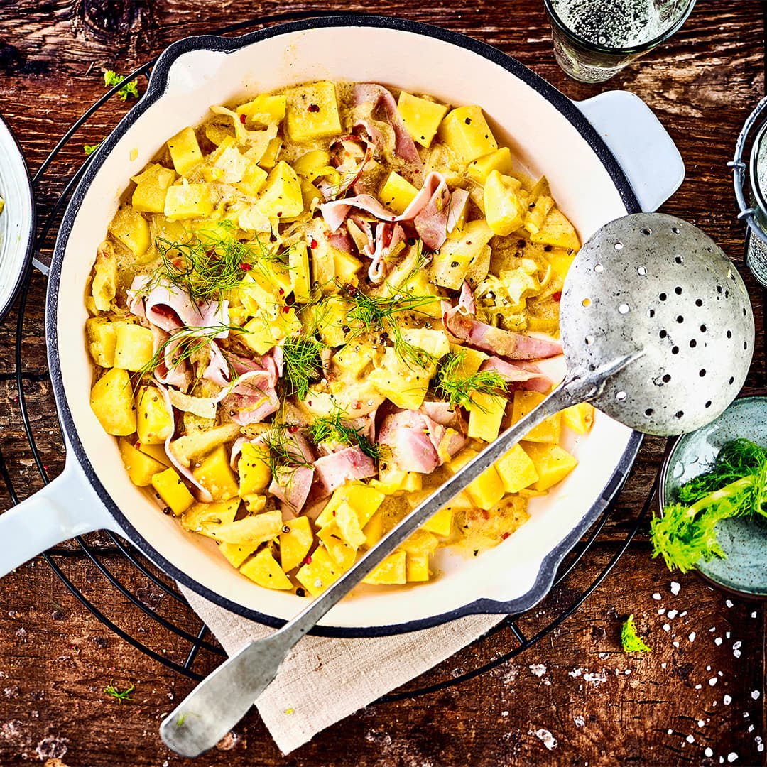 Leckeres Gericht aus der Pfanne: Probieren Sie die Kombination aus Kartoffel, Fenchel und Schinken in einer fruchtigen Orangen-Sahne-Soße!