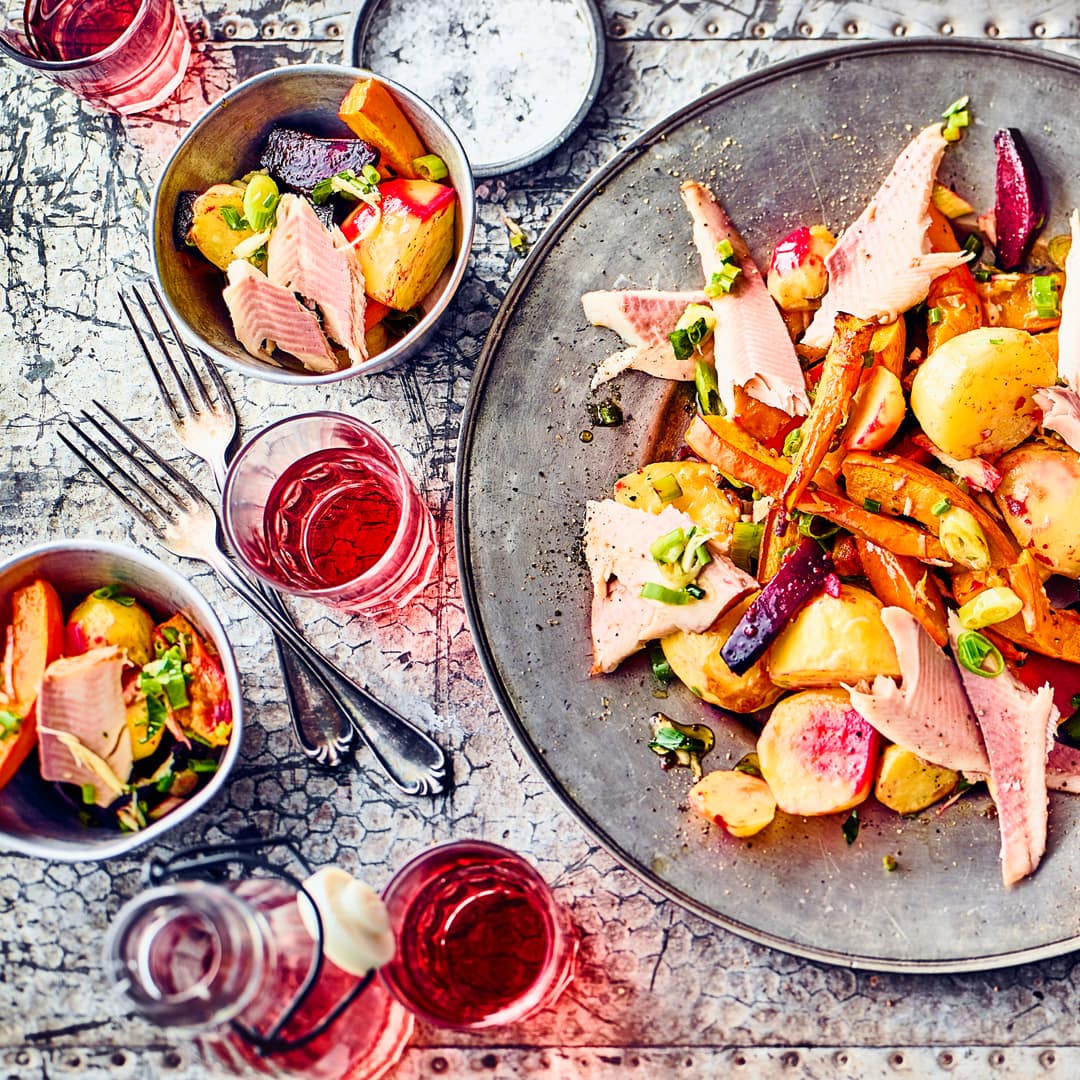 Unser Kürbissalat-Rezept passt besonders gut in den Herbst. Der Salat besteht aus Ofengemüse, Fisch und einem Meerrettich-Kräuter-Dressing.