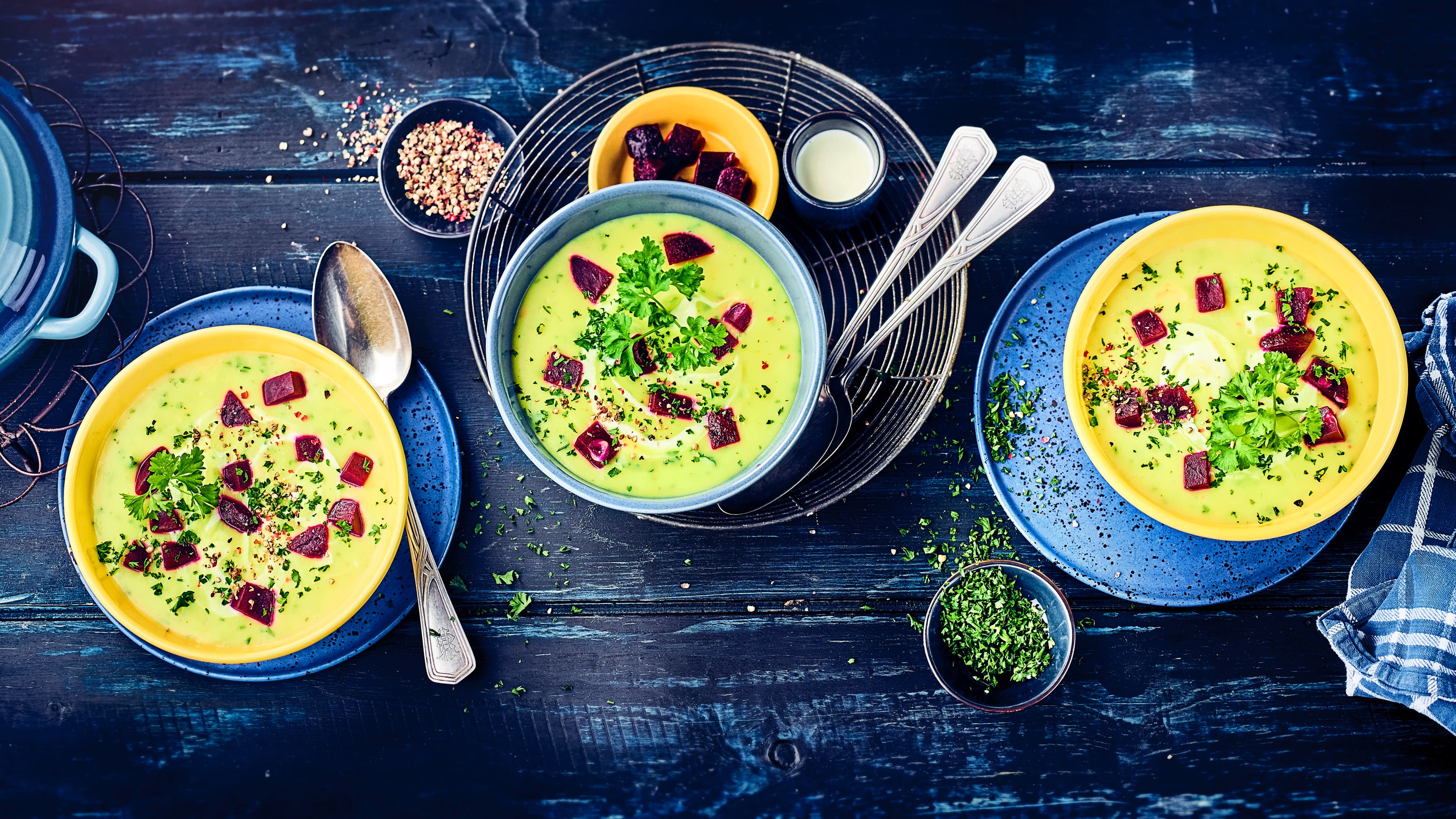 Kartoffelcremesuppe Leckeres Gericht für kalte Wintertage: Probieren Sie unsere Kartoffelcremesuppe mit Knoblauch, Sahne und Rote Bete – fertig in 55 Minuten!