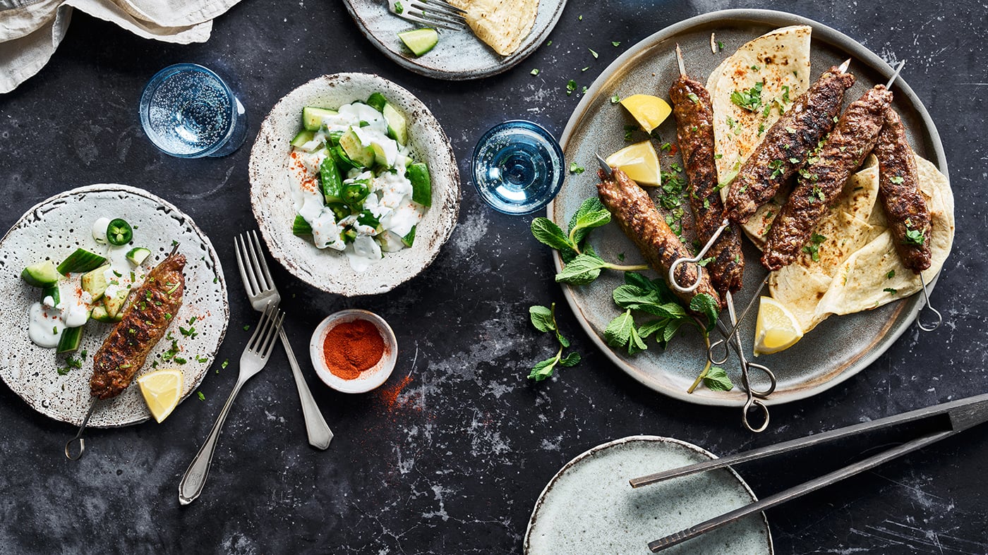 Kebab mit Rinderhack und Joghurt-Gurkensalat Kebab mit Rinderhack und Joghurt-Gurkensalat