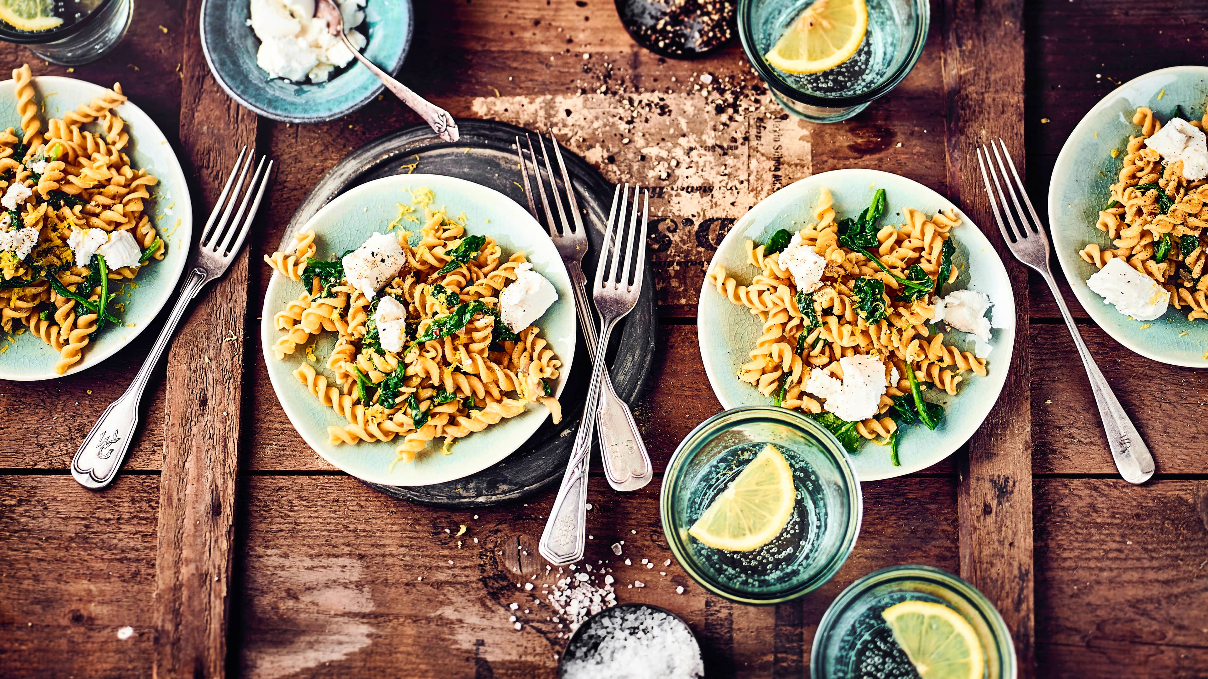 Kichererbsen-Pasta mit Spinat und Ziegenkäse Kaum Zeit zum Kochen und es sollen nicht immer die typischen Nudeln sein? Dann probieren Sie unser Rezept für Kichererbsen-Pasta aus: Dazu Spinat und Ziegenfrischkäse!