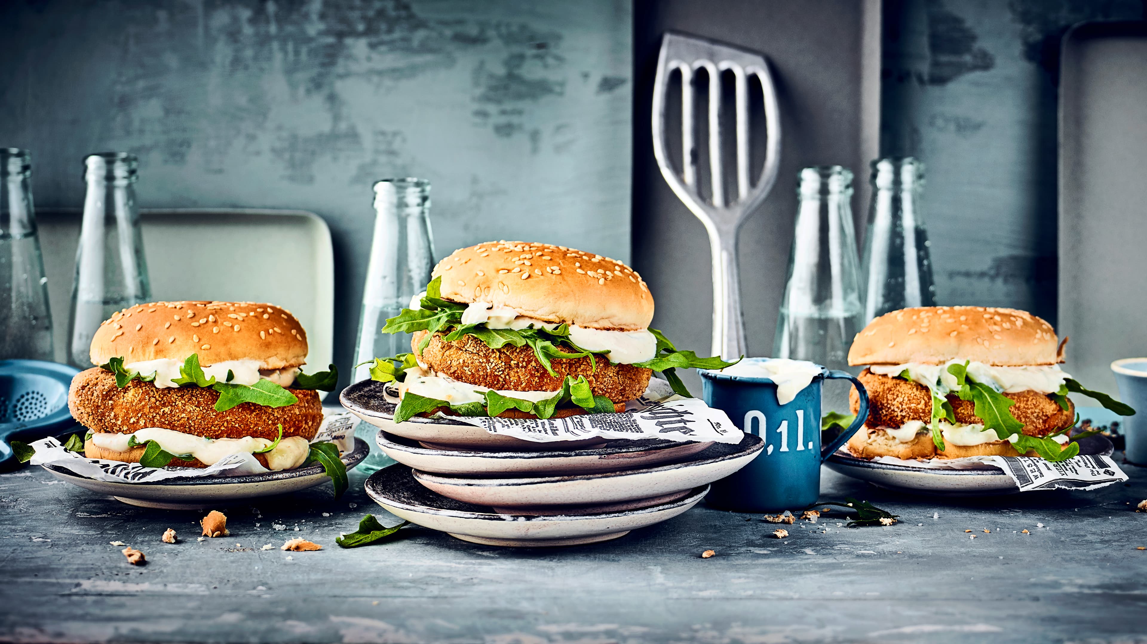 Kichererbsen-Süßkartoffel-Burger Burger-Glück ganz ohne Fleisch: Die Patties für unseren Kichererbsen-Süßkartoffel-Burger stellen Sie einfach selber her und servieren ihn mit Joghurtcreme und Salat.