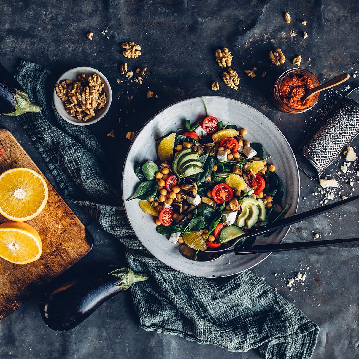 Frisch, knackig & sportlich - perfekt für den Sommer!  Unser Kichererbsen-Walnuss-Salat mit Avocado und frischem Spinat eignet sich hervorragend als Beilage zum Grillen oder auch als Hauptmahlzeit.