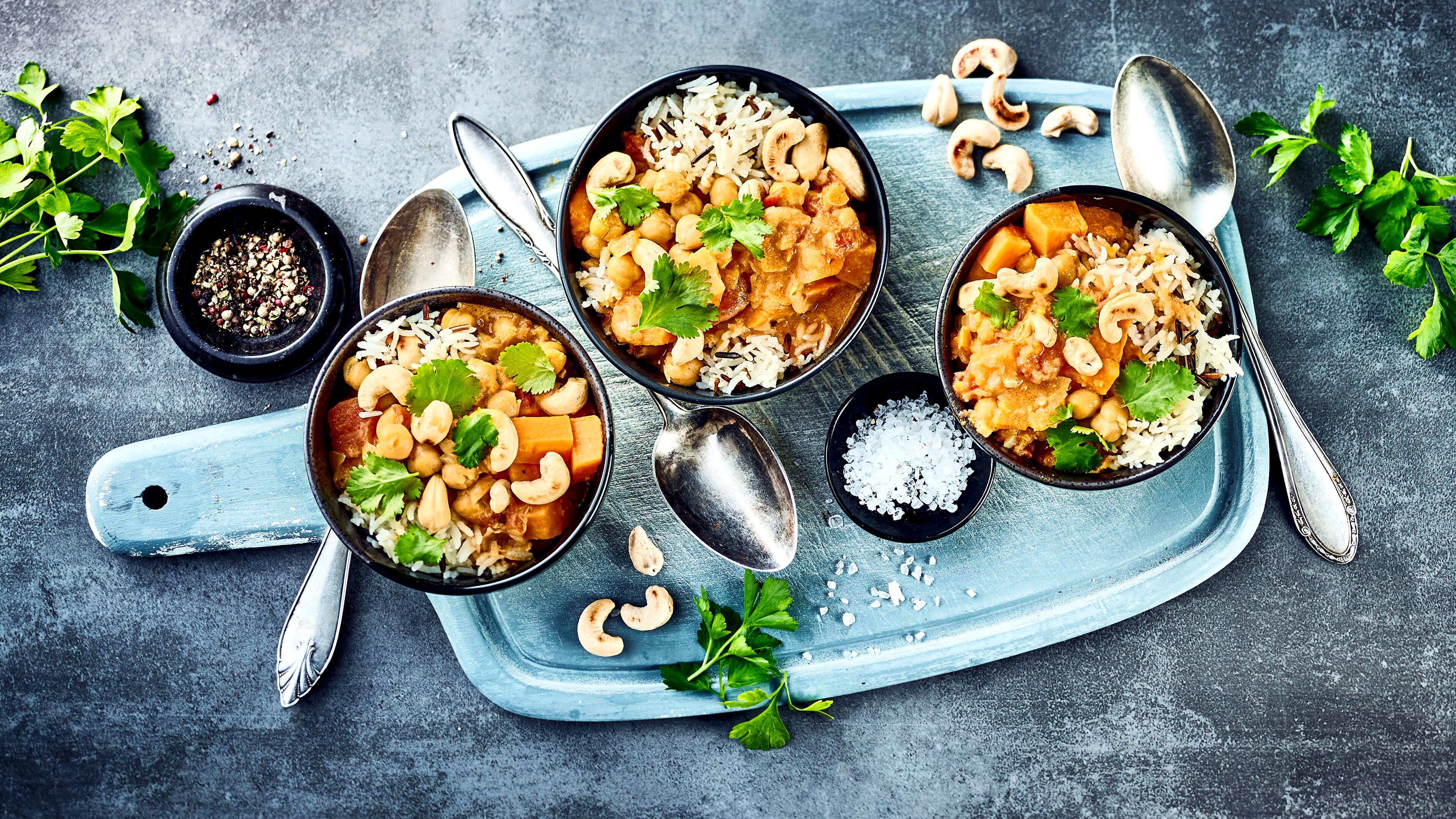 Kichererbsencurry Schnell und einfach zubereitet und dazu köstlich cremig ist unser Kichererbsencurry mit Kokosmilch, Blattspinat, Süßkartoffel und Cashewkernen.