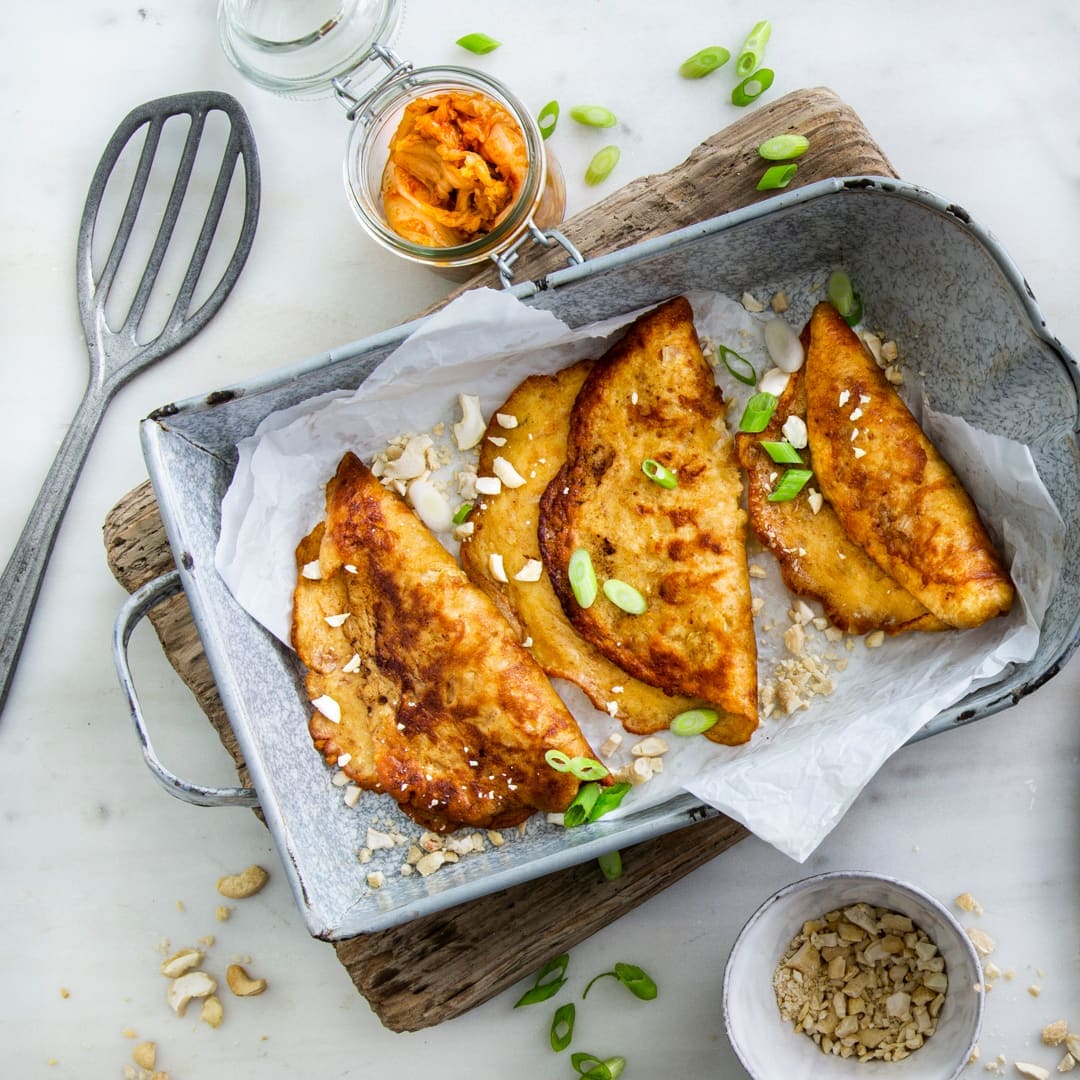 Genießen Sie das koreanische Nationalgericht einmal anders: Mit unserem Rezept für Kimchi-Pancakes an Kresse-Dip erleben Sie den eingelegten Chinakohl jetzt neu!