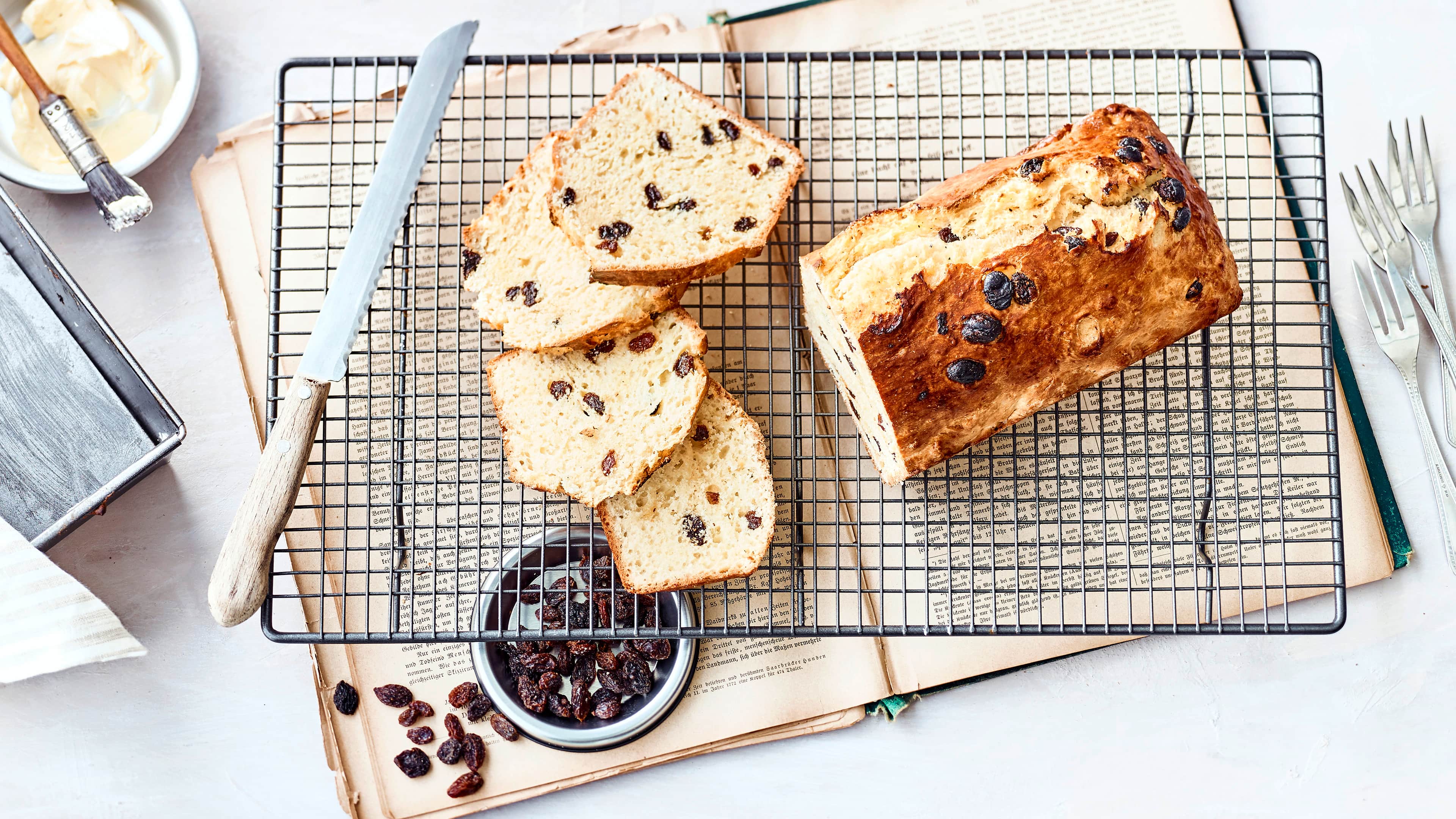 Kirmeskuchen Einen lockeren Kastenkuchen aus Hefe backen Sie mit unserem Kirmeskuchen-Rezept. Er kann mit süßem oder herzhaftem Belag gegessen werden.