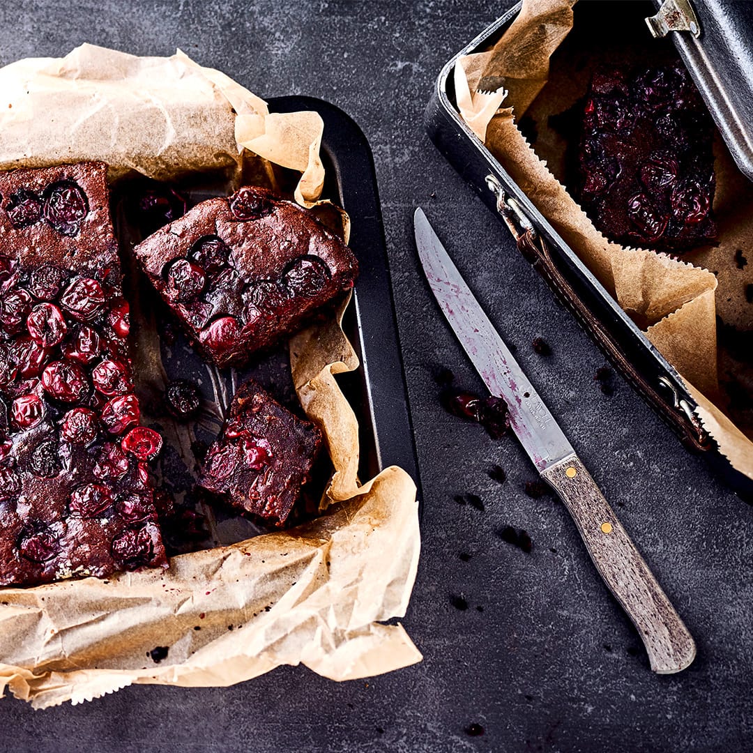 Unser Rezept-Tipp für einen Endorphin-Boost: Probieren Sie unsere fruchtigen Brownies mit Kakao, Mehl, Butter und Kirschen – saftig und lecker!