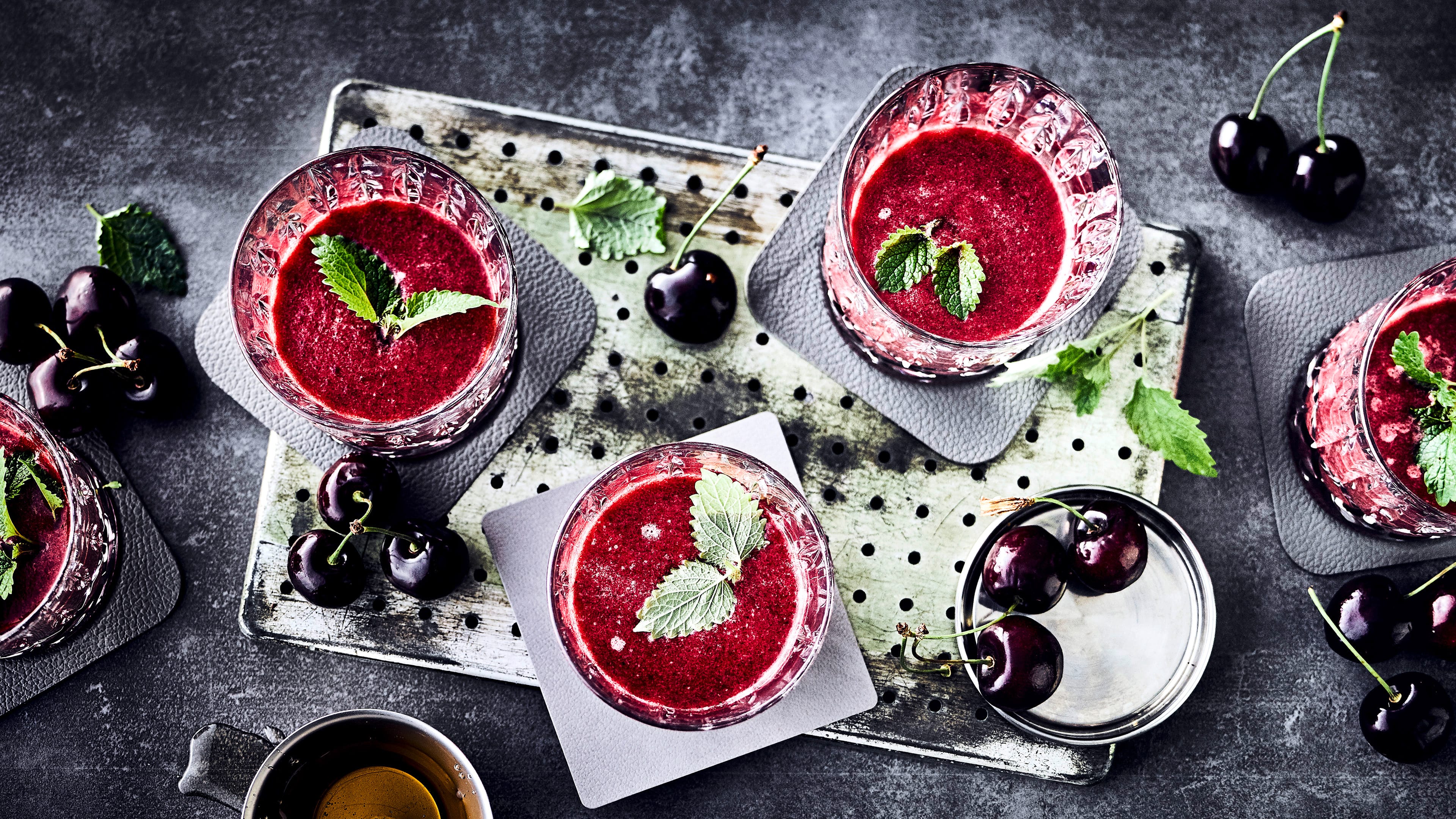 Pikant-süßer Drink für Sommer und Winter: Probieren Sie unseren Smoothie mit Kirschen und Roter Beete sowie etwas Peperoni – herrlich erfrischend!