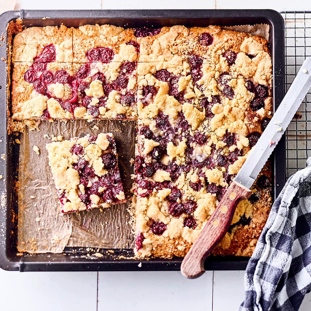 Ein ofenwarmer Blechkuchen mit Kirschen ist zu jeder Jahreszeit ein Genuss. Mit den Rezepten von EDEKA backen Sie die leckeren Kuchen im Handumdrehen.