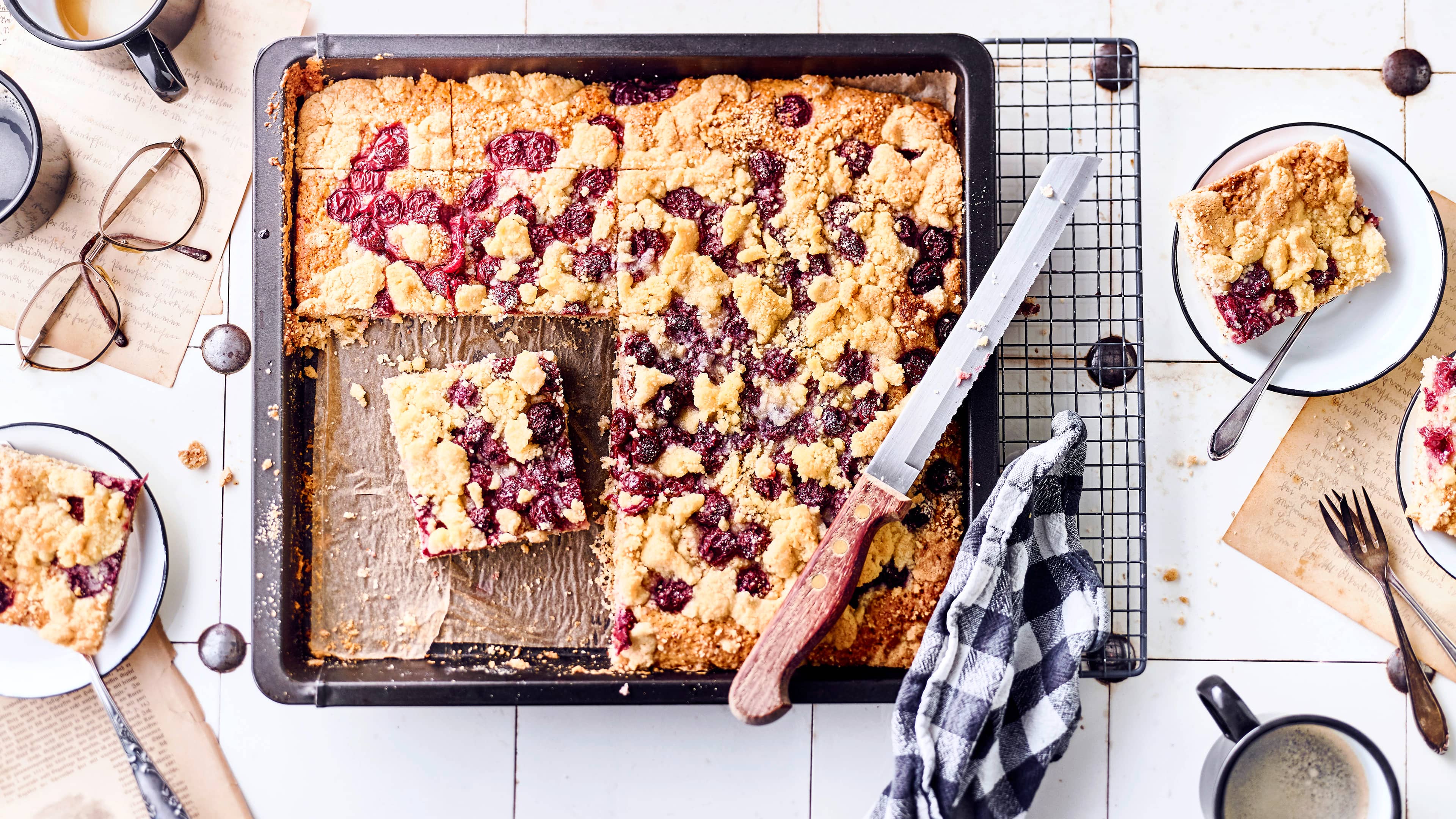 Kirschkuchen Ein ofenwarmer Blechkuchen mit Kirschen ist zu jeder Jahreszeit ein Genuss. Mit den Rezepten von EDEKA backen Sie die leckeren Kuchen im Handumdrehen.