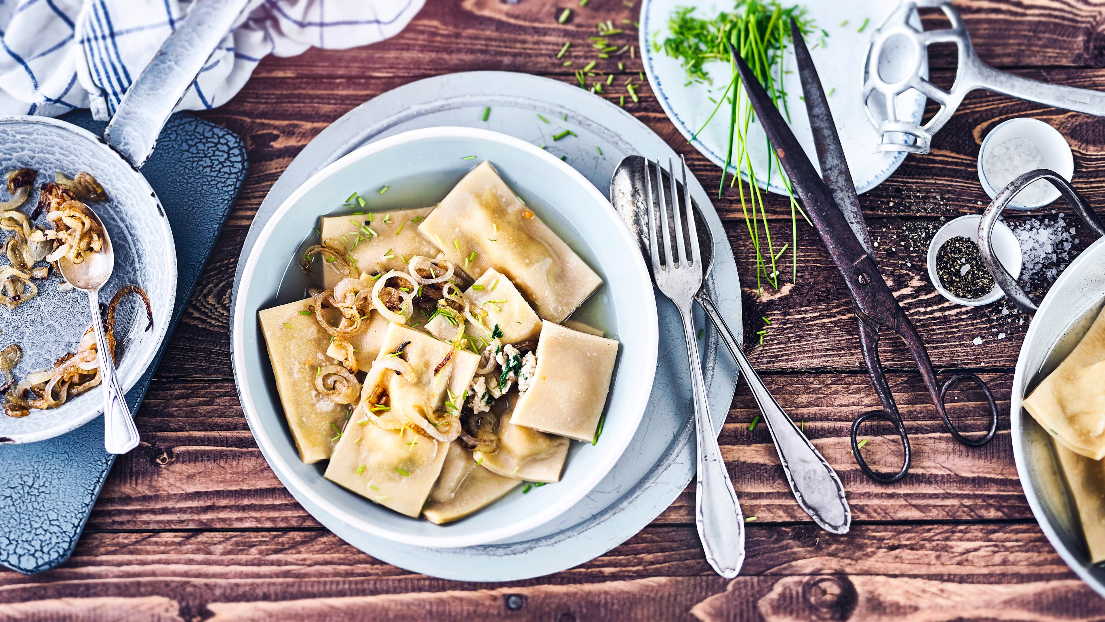 Klassische Maultaschen Eine vorzügliche Köstlichkeit der schwäbischen Küche: Klassische Maultaschen. Einmal verführt, werden Sie der Leckerei bestimmt verfallen und sich über die vielen Zubereitungsmöglichkeiten rund ums "Maultäschle" freuen.