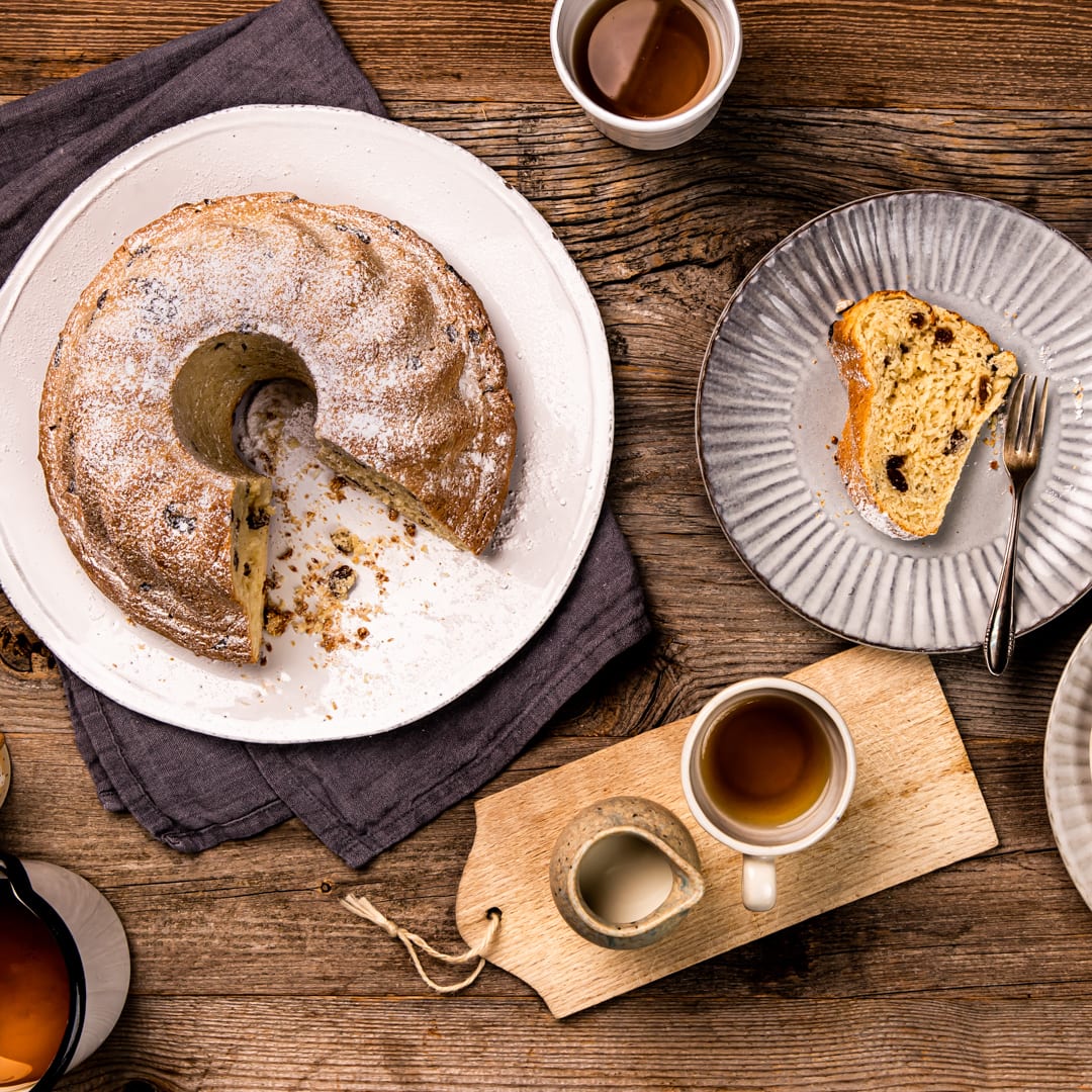 Passt perfekt zum nachmittäglichen Kaffee oder zum Naschen: Ein klassischer Gugelhupf mit Sultaninen und Mandeln.
