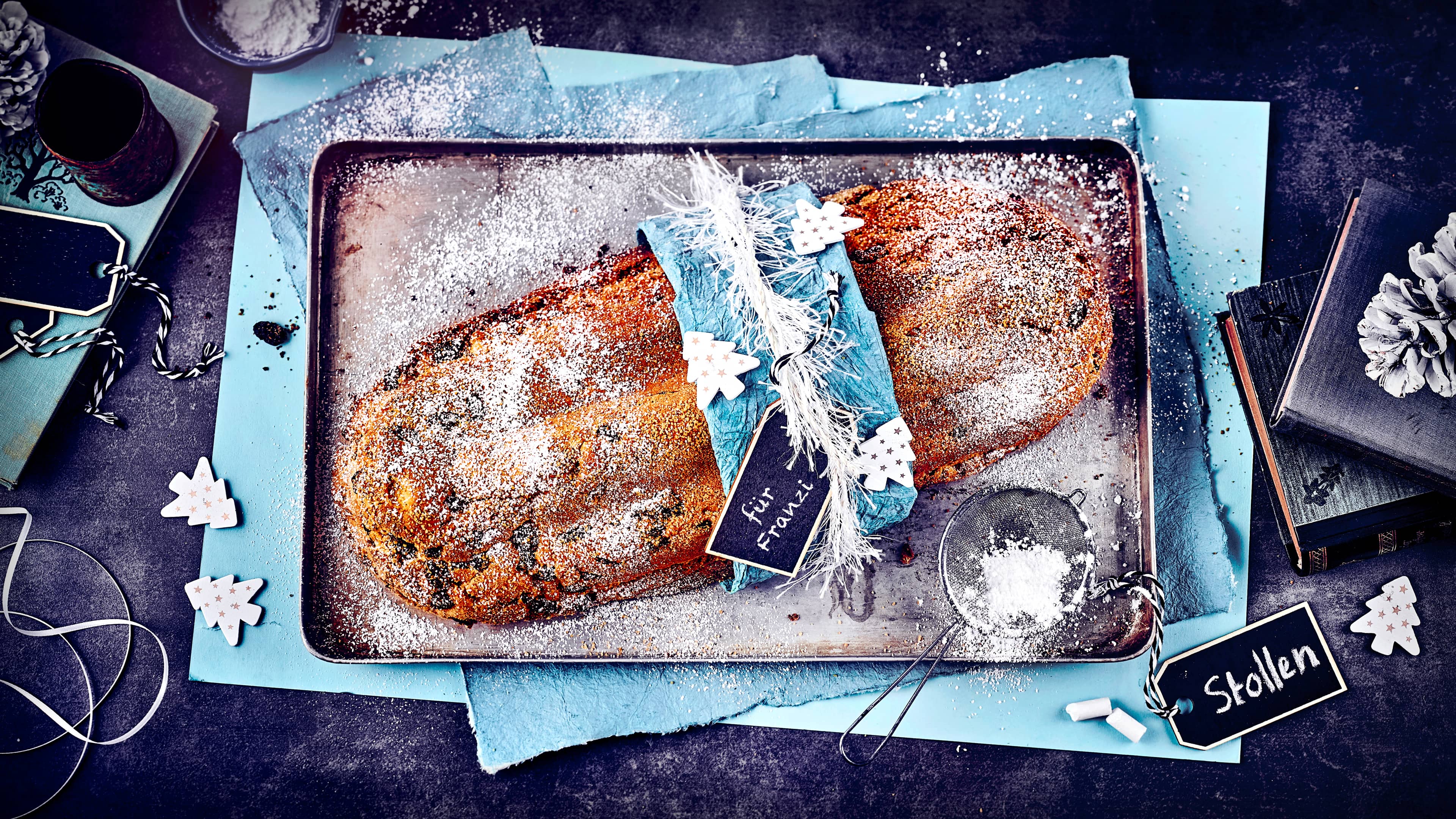 Klassischer Stollen Ein Muss für den Adventskaffee oder die Festtage: Unser klassischer Stollen mit Rosinen und Orangeat schmeckt herrlich weihnachtlich. Und ganz viel Puderzucker nicht vergessen!