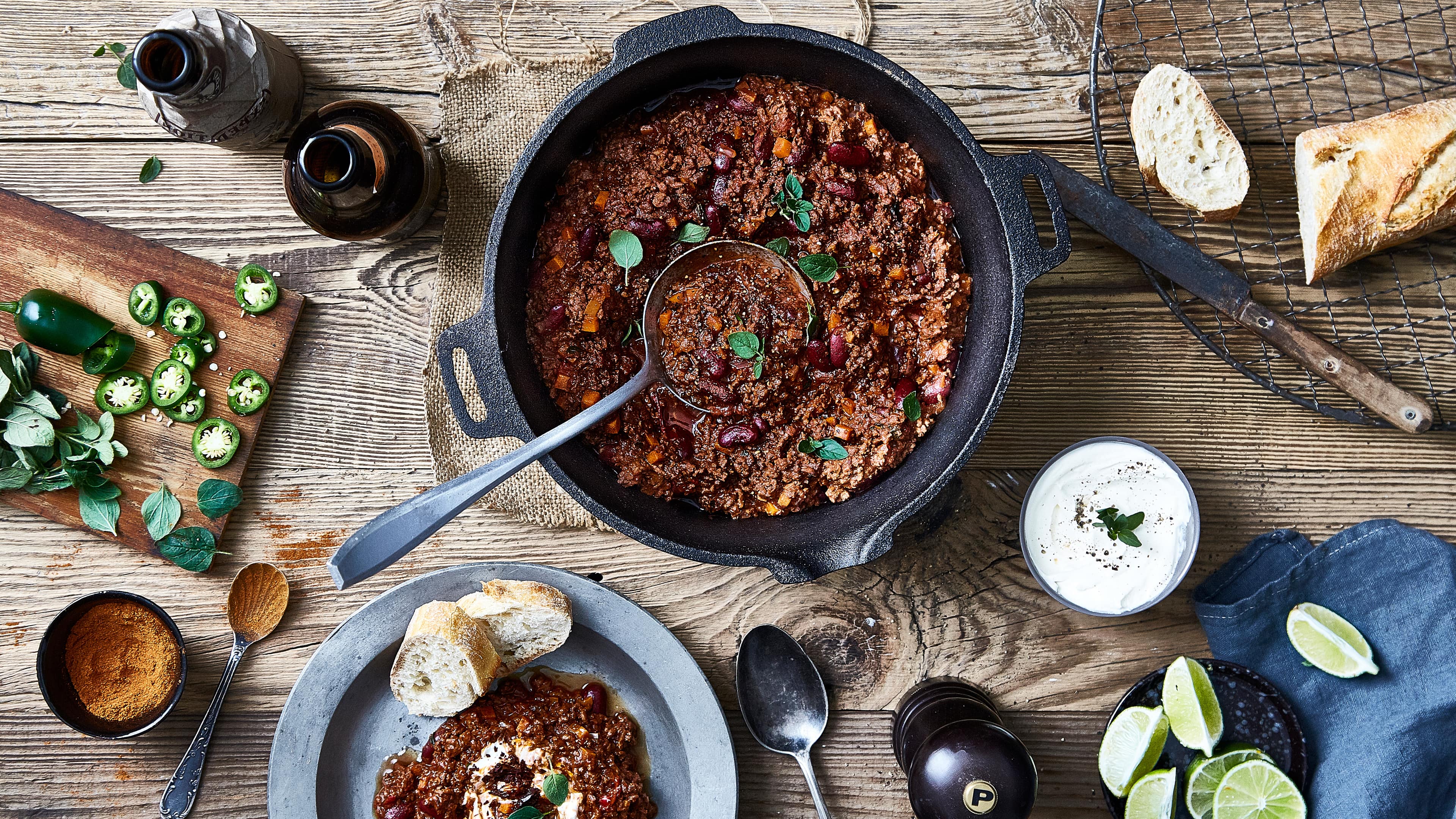 Klassisches Chili con Carne Ein Klassiker und immer eine Idee für die nächste Party: Chili con Carne mit Rotwein und Zartbitterschokolade. Dazu saure Sahne & Brot reichen und so einfach machen Sie Ihre Gäste glücklich!