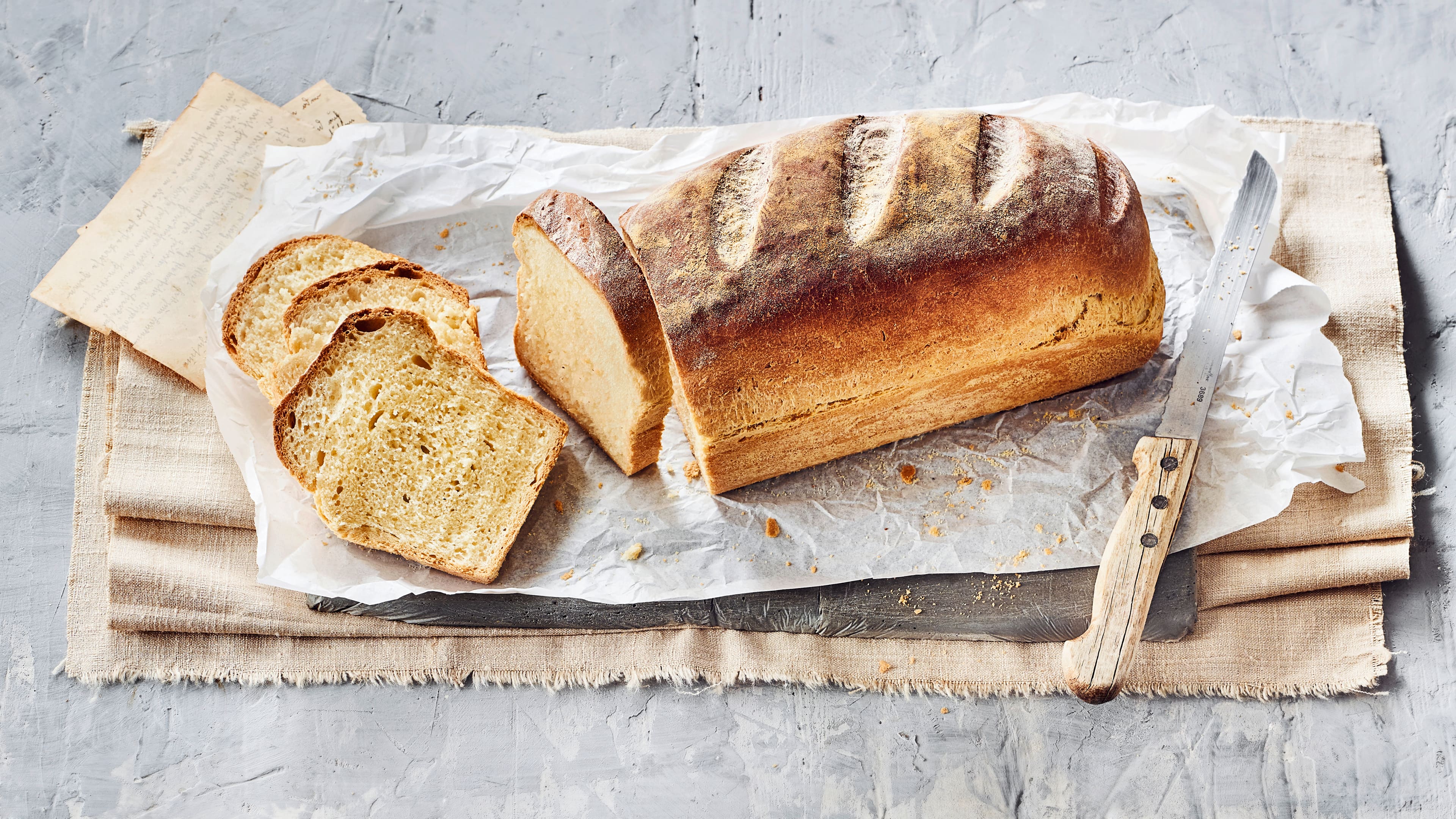 Klassisches Weißbrot Als Weißbrot wird ganz klassisch ein Brot bezeichnet was aus Weizenmehl gebacken wird. Dazu braucht es noch frische Hefe, Butter, Milch, etwas Salz und Wasser.