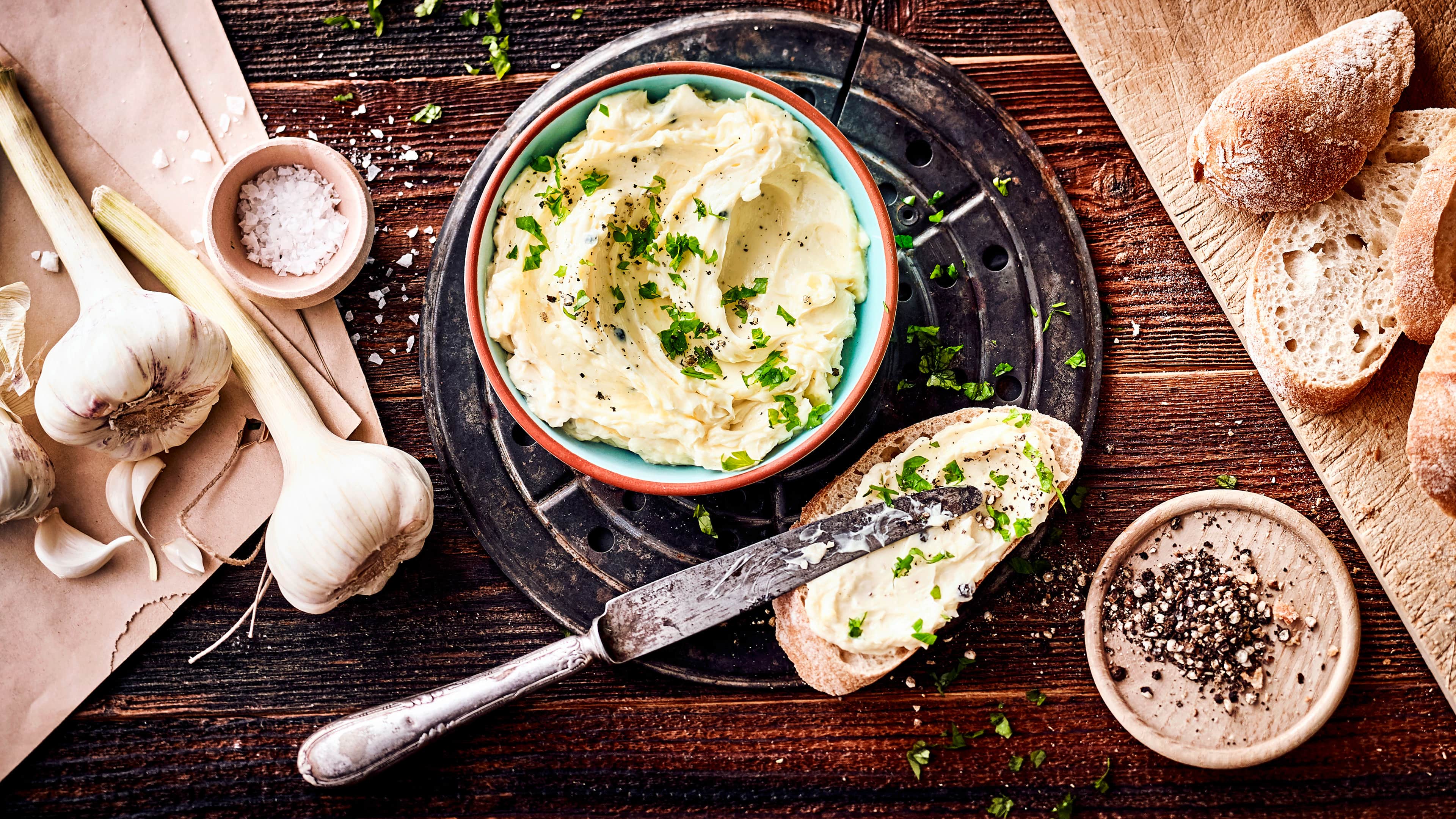 Knoblauchbutter Unsere selbstgemachte Knoblauchbutter passt sehr gut zu Fleisch und Brot oder zum Verfeinern von Pasta und sollte innerhalb von einer Woche verbraucht werden.