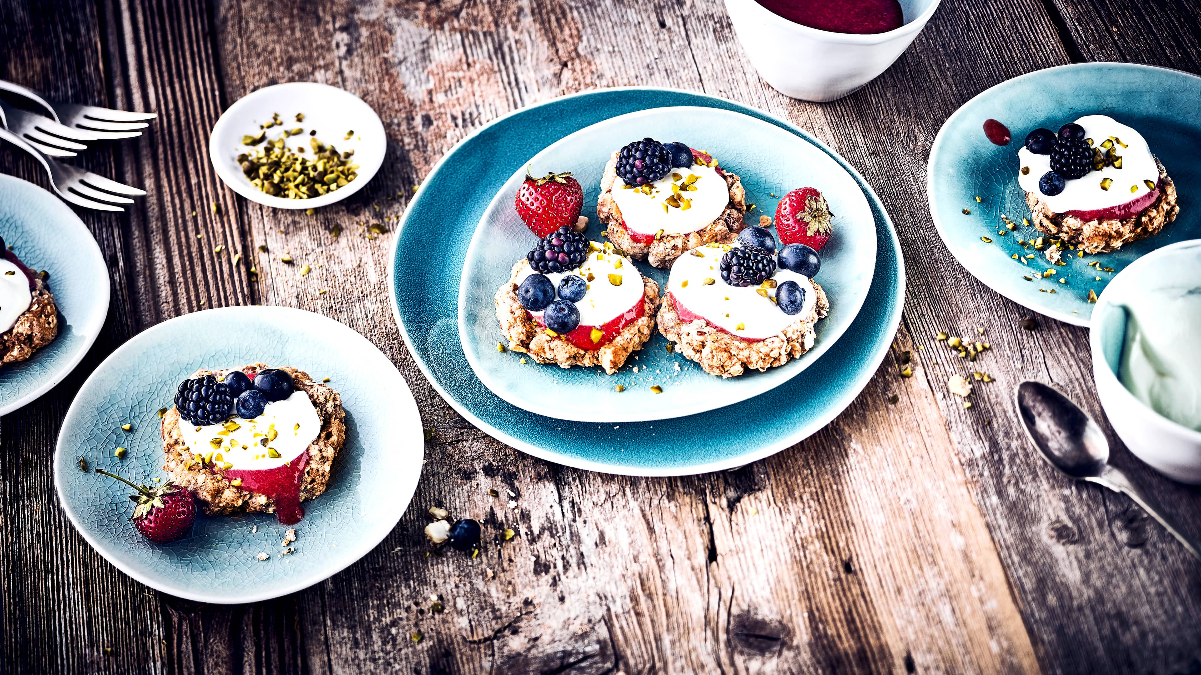 Knuspertörtchen mit Beeren Fruchtiges Dessert: Zaubern Sie mit unserem Rezept Knuspertörtchen aus Haferflocken mit einem Topping aus gemischten Beeren und Vanille-Sahne!