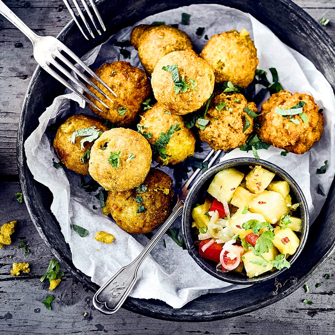 Wie wäre es mit einem Gericht aus der Karibik? Probieren Sie unsere frittierten Kochbananenbällchen mit einer erfrischenden Salsa aus Ananas, Frühlingszwiebeln, Paprika, Ingwer und Chili – pikant und lecker!