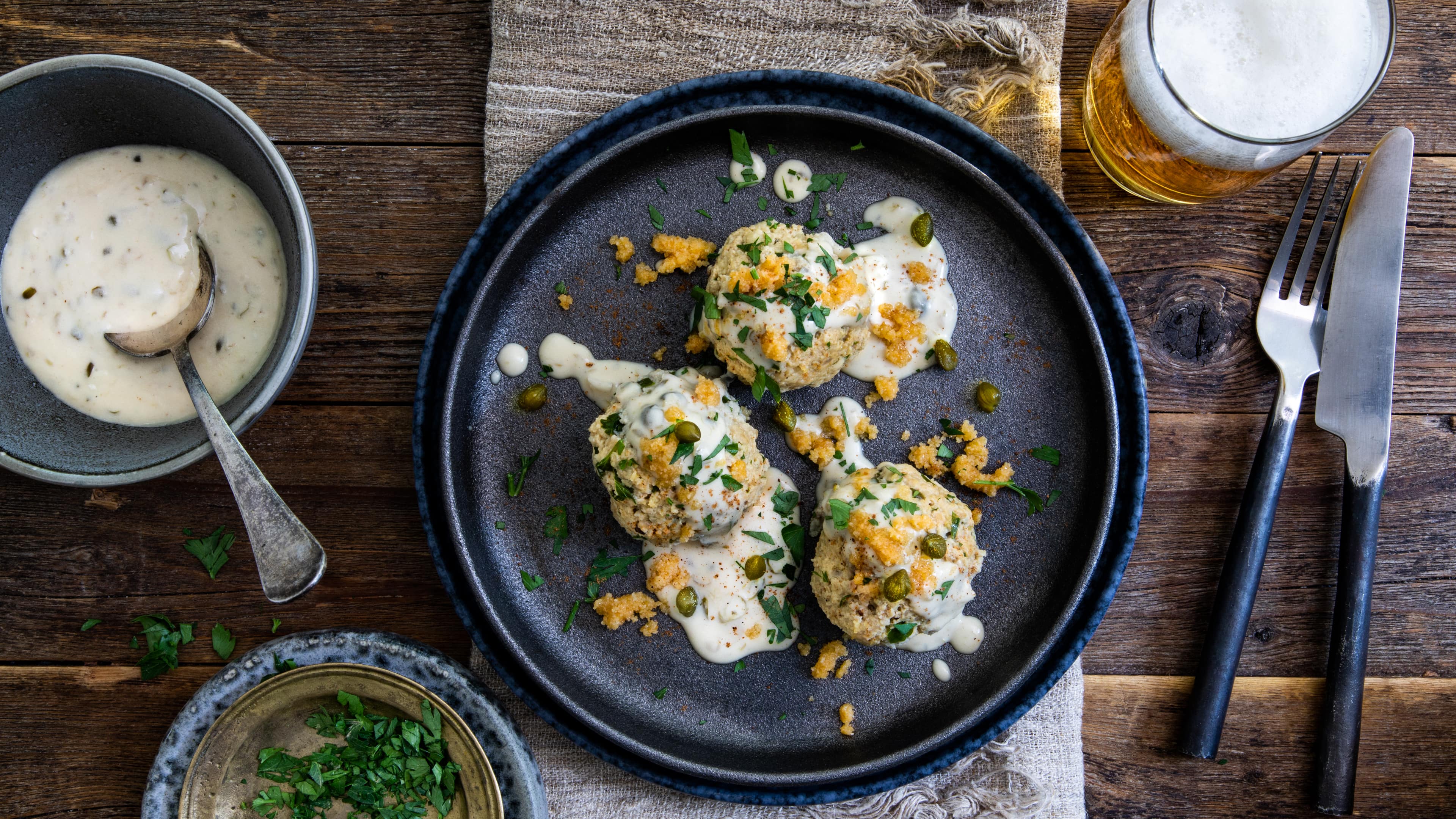 Königsberger Klopse Sie gehören zu den beliebtesten Klassikern der deutschen Küche und gelten als wahres Traditionsgericht – deftige Königsberger Klopse mit Kapernsauce! Mit unserem Rezept garnieren Sie die feinen Kalbsknödel noch mit Semmelbrösel!