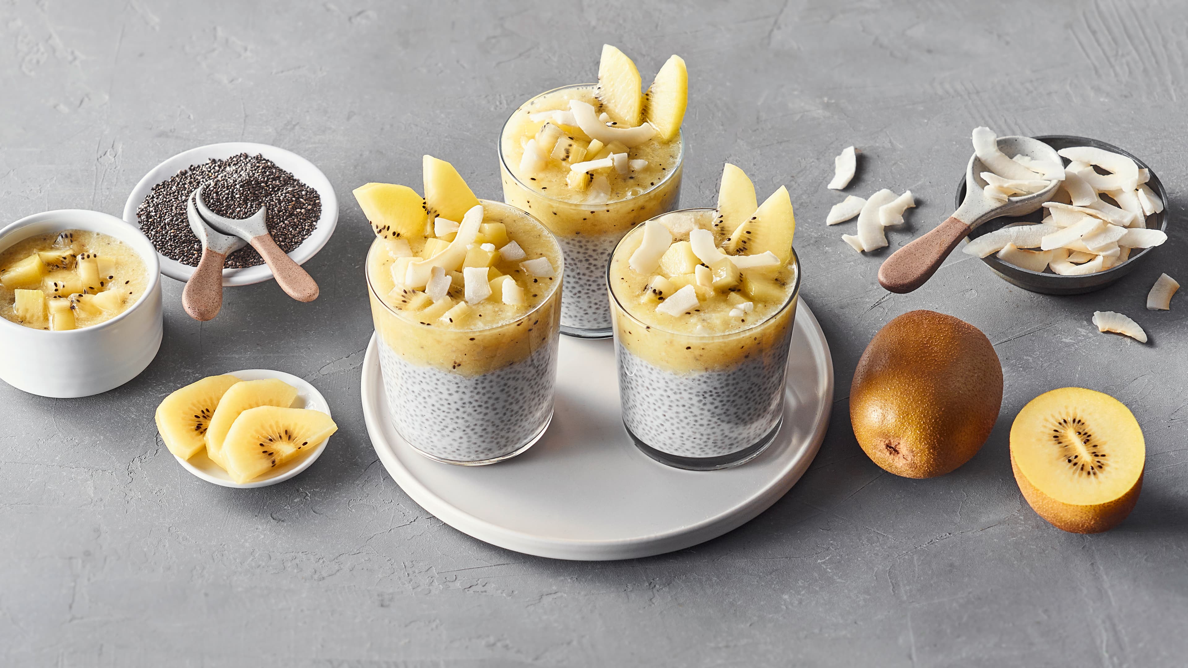 Kokos-Chia-Pudding mit Kiwi Kokos-Chia-Pudding mit Kiwi